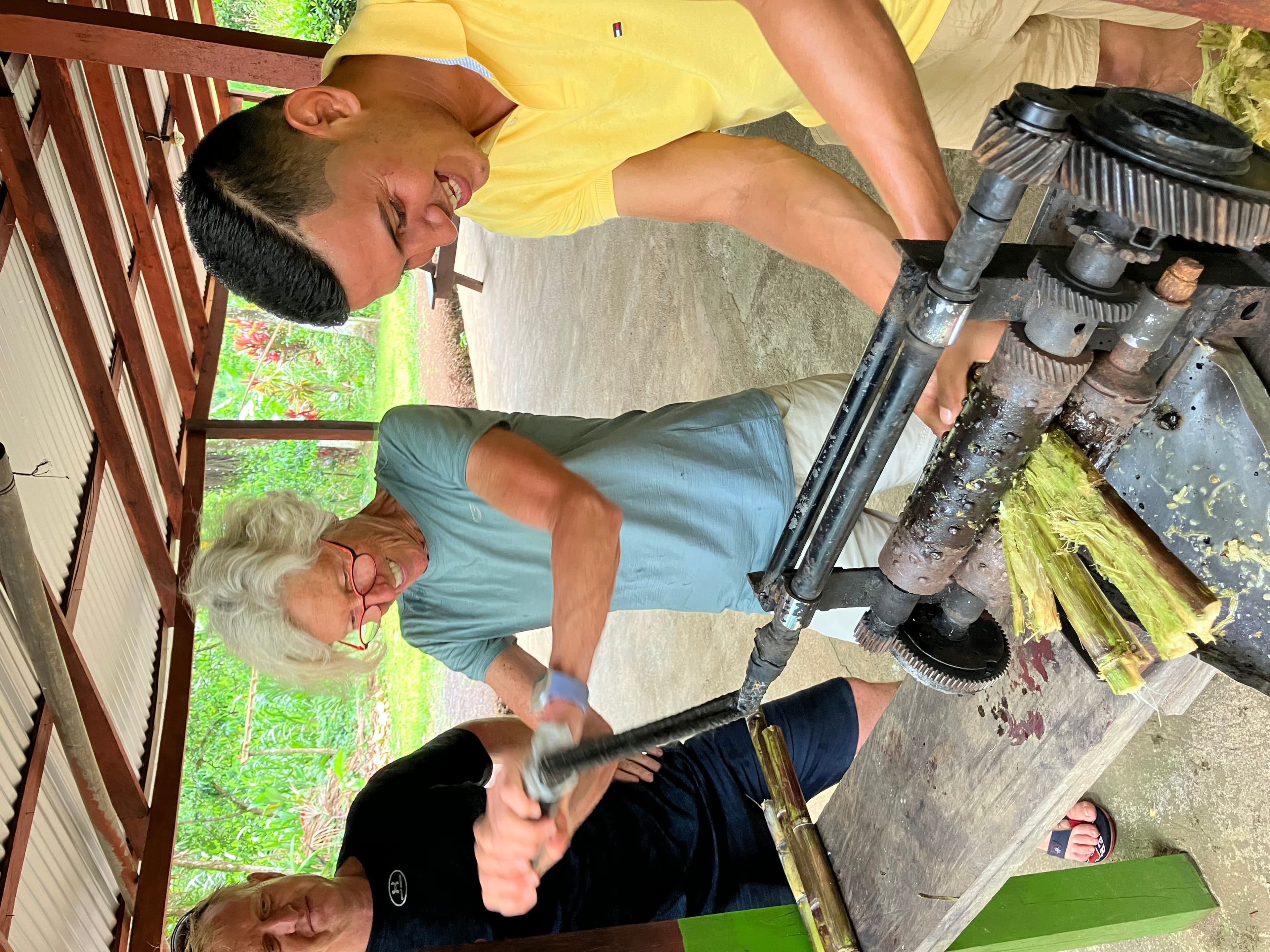 Mit dem Mountainbike am Pazifikstrand auf der Halbinsel Nicoya in Costa Rica.