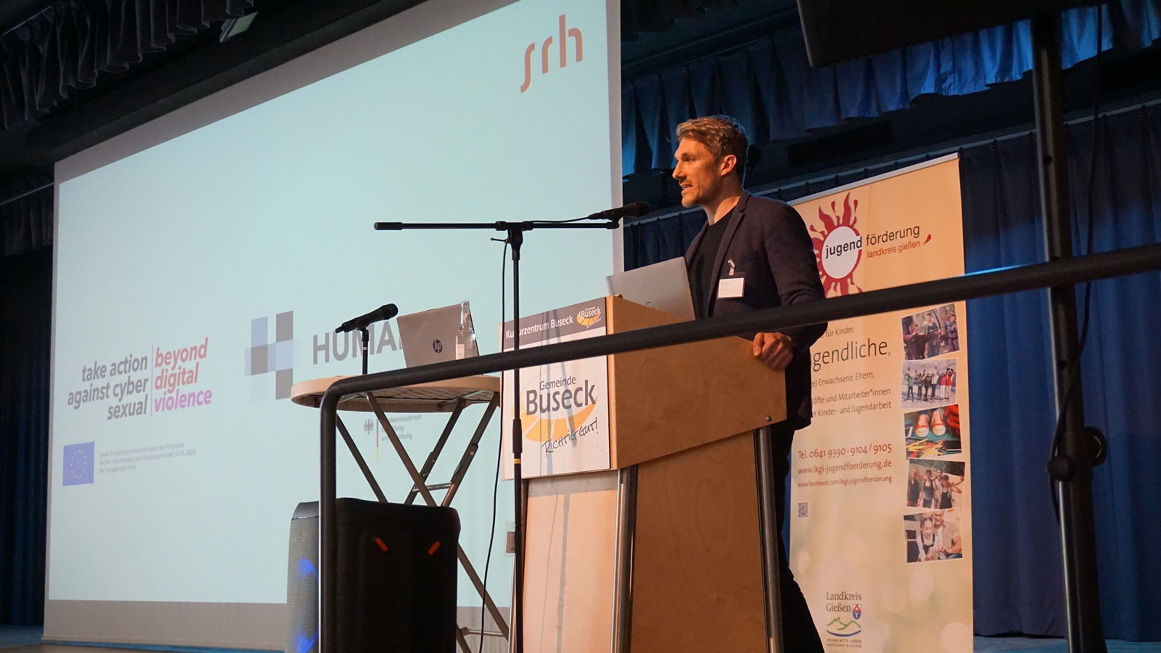 Prof. Dr. Frederic Vobbe erläutert Hintergründe zur mediatisierten sexualisierten Gewalt auf der Fachtagung.