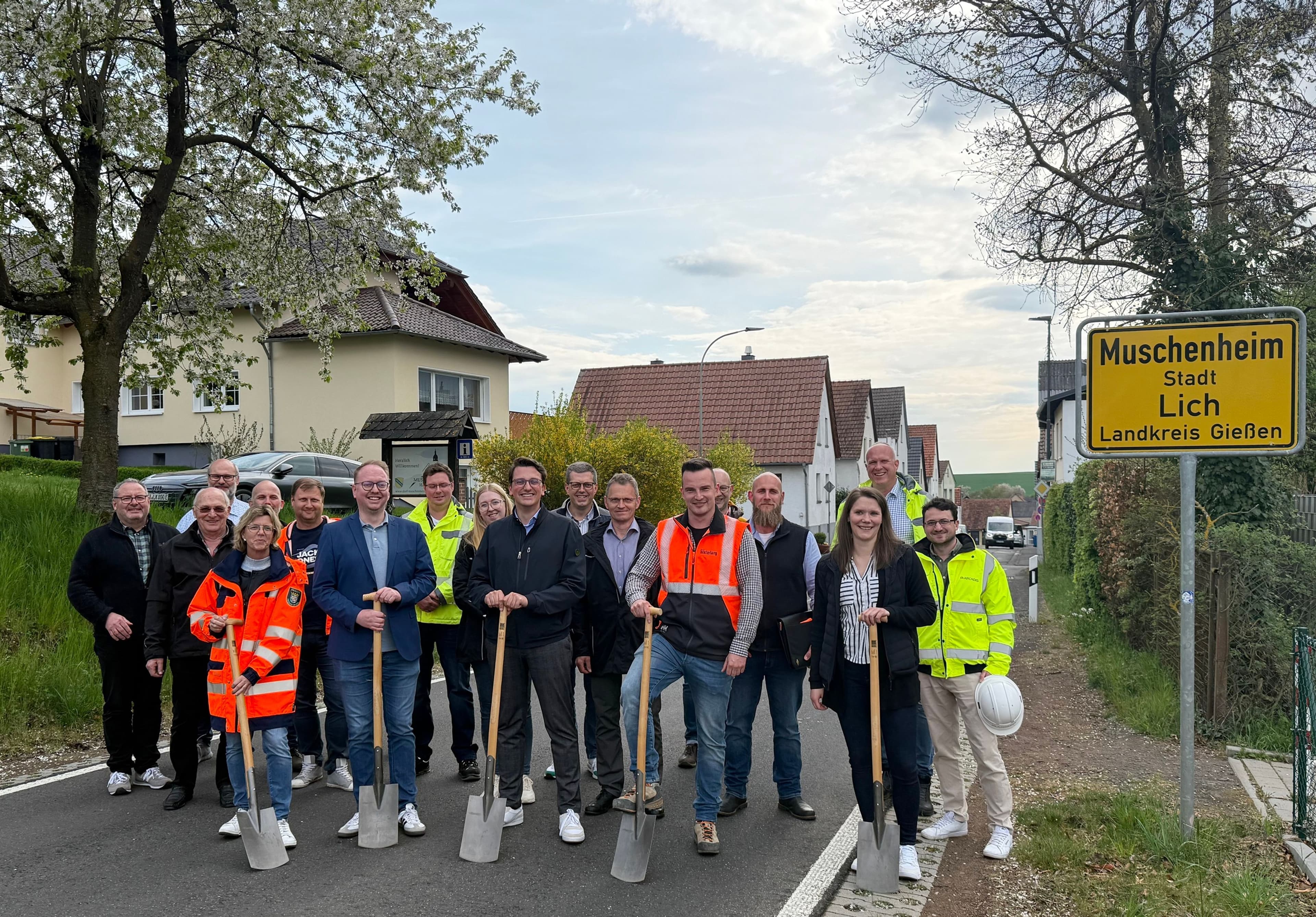 Der symbolische Spatenstich markiert den Beginn der grundhaften Erneuerung der Ortsdurchfahrt Muschenheim.