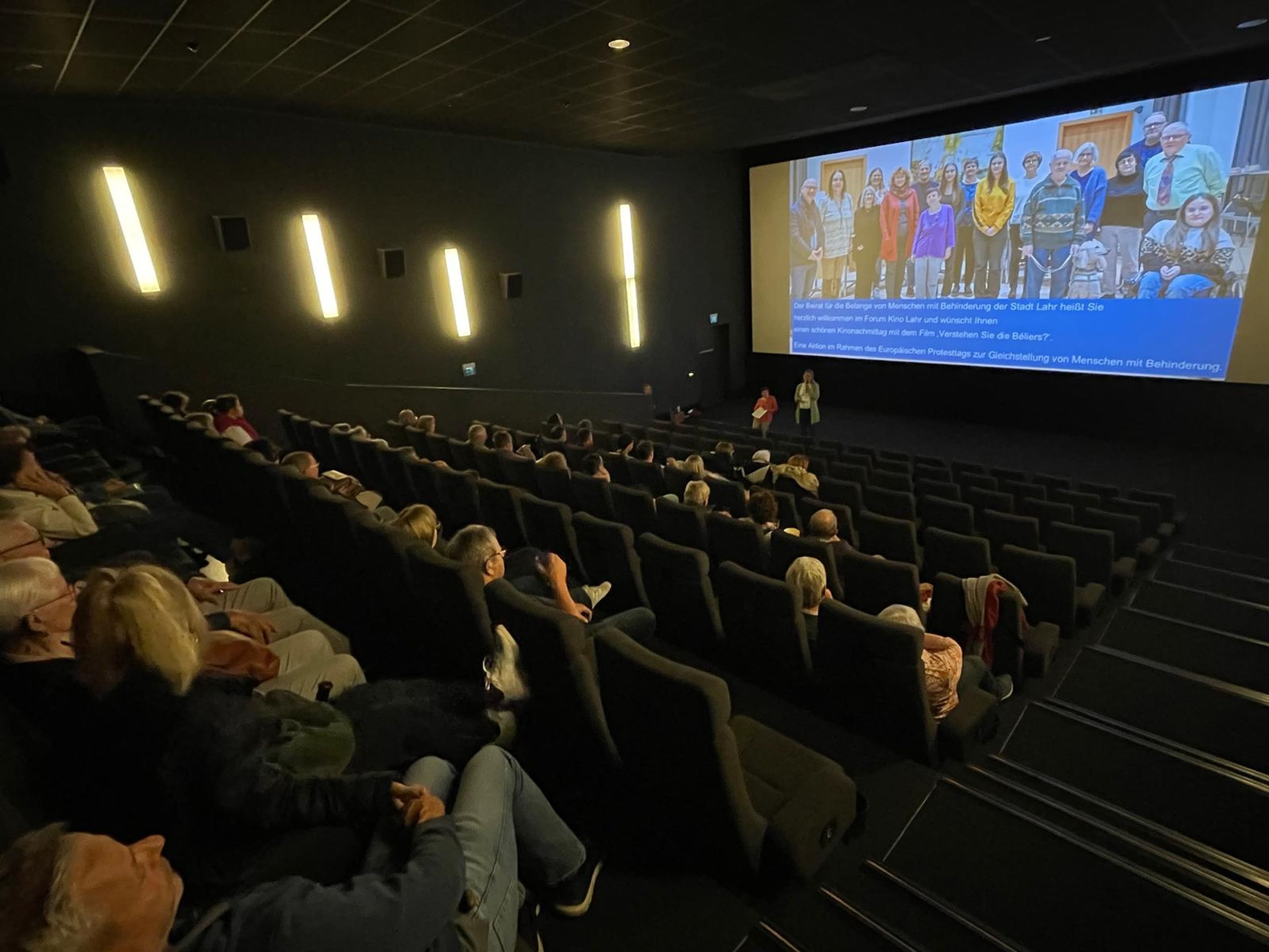 Begrüßung im Kinosaal beim inklusiven Kinonachmittag im Forum Kino Lahr.