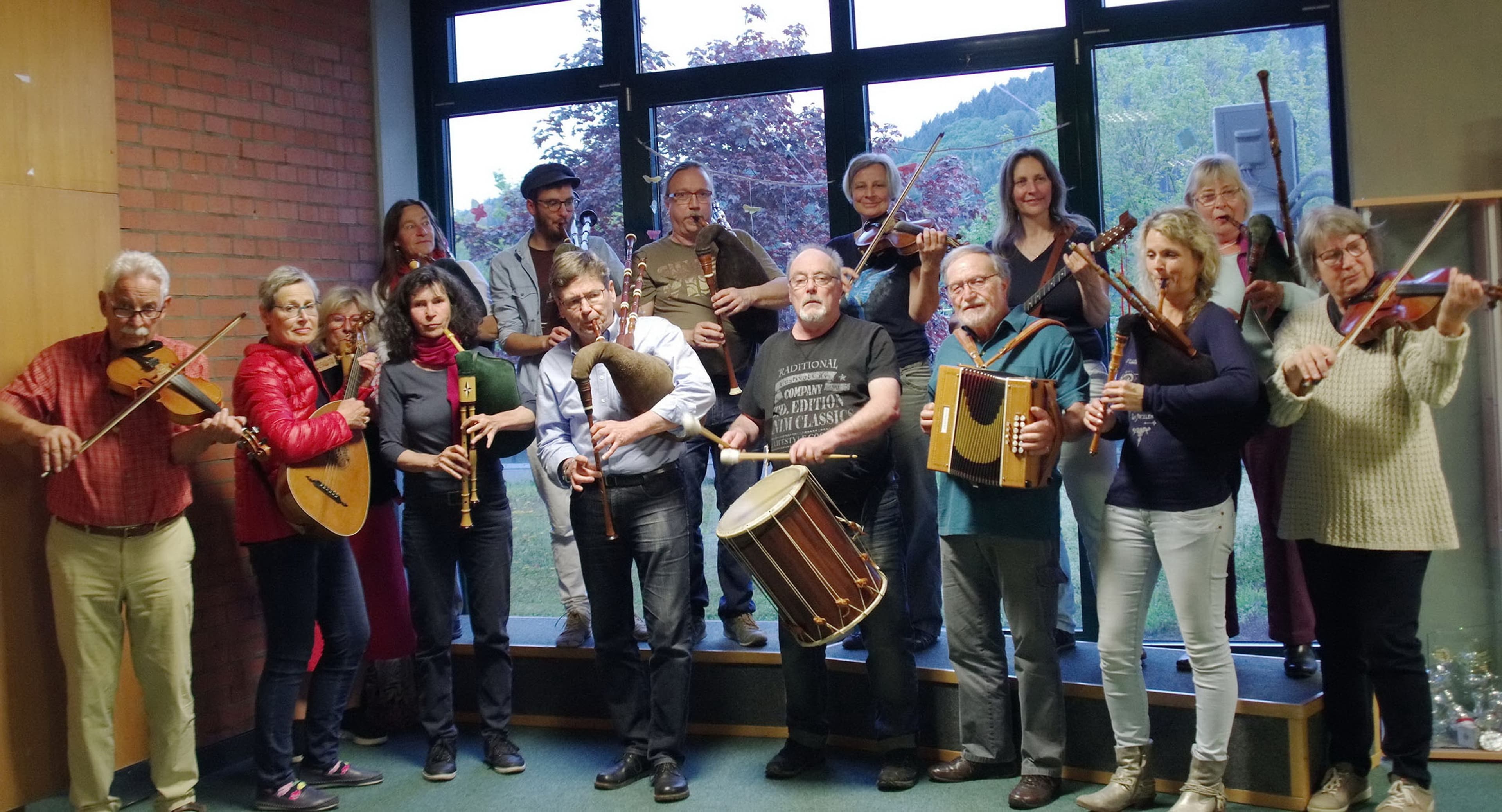 Kursteilnehmende der VHS Lahr präsentieren historische Instrumente bei einem Musikabend.