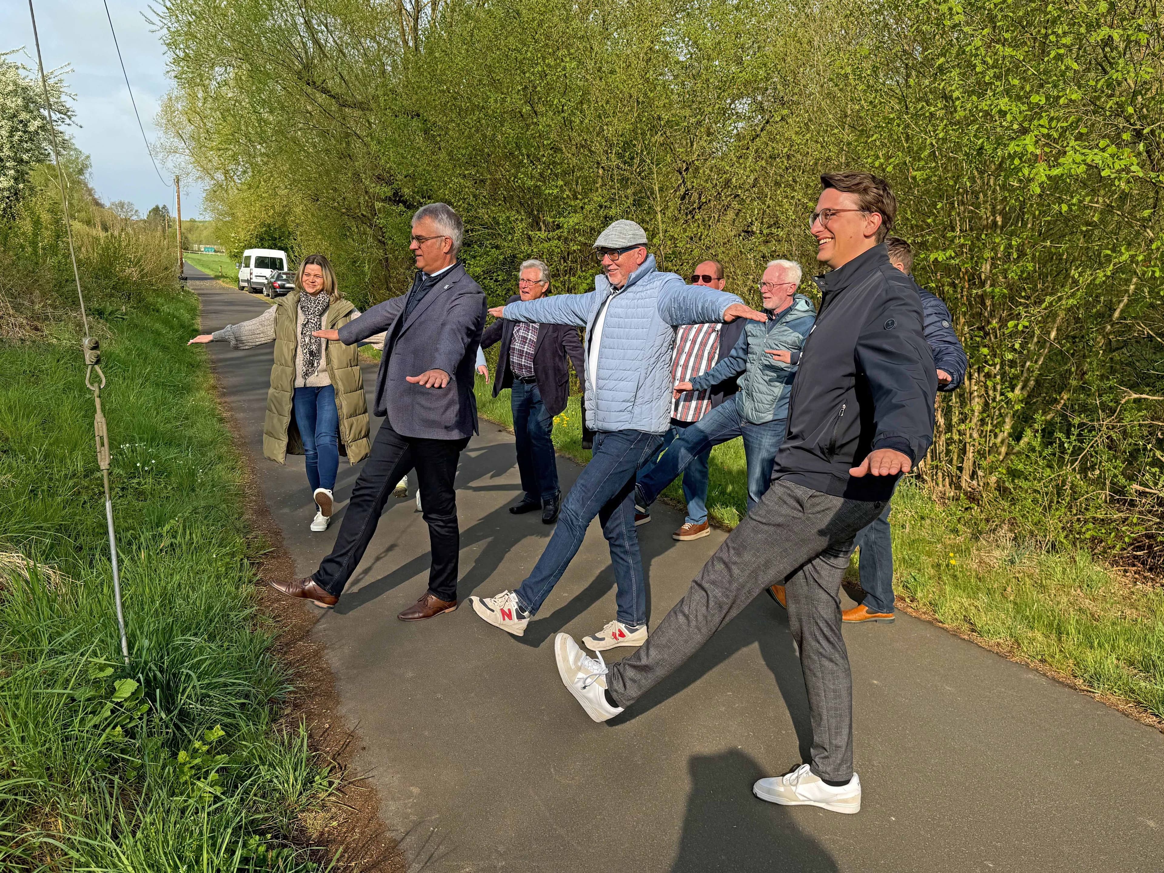 Eröffnungsfeier des ersten interkommunalen Bewegungspfads mit Vertretern aus Politik und Verwaltung.