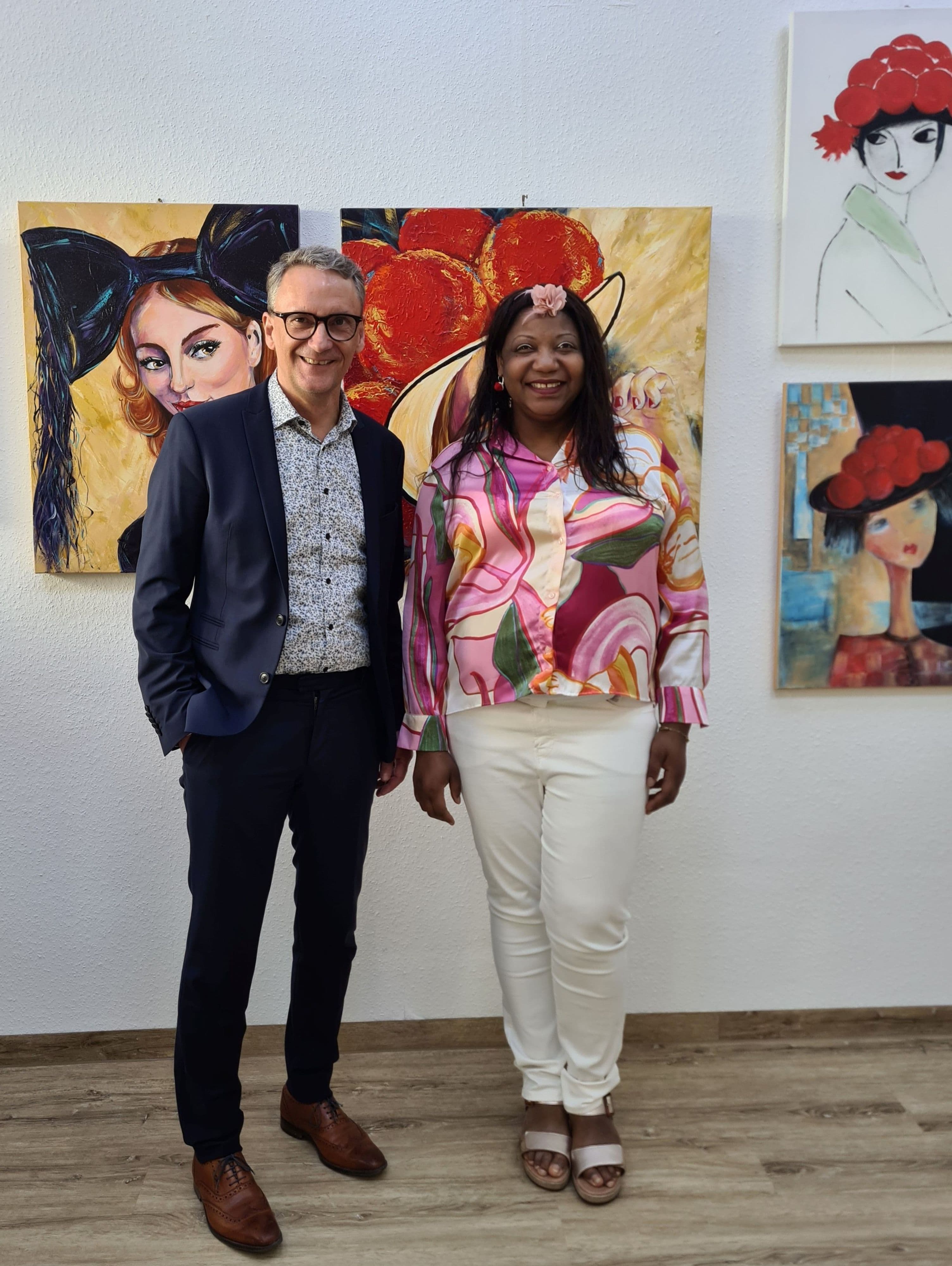 Oberbürgermeister Markus Ibert gratuliert zur Eröffnung der 'Kosmos Schwarzwald Shop & Galerie' in Lahr.