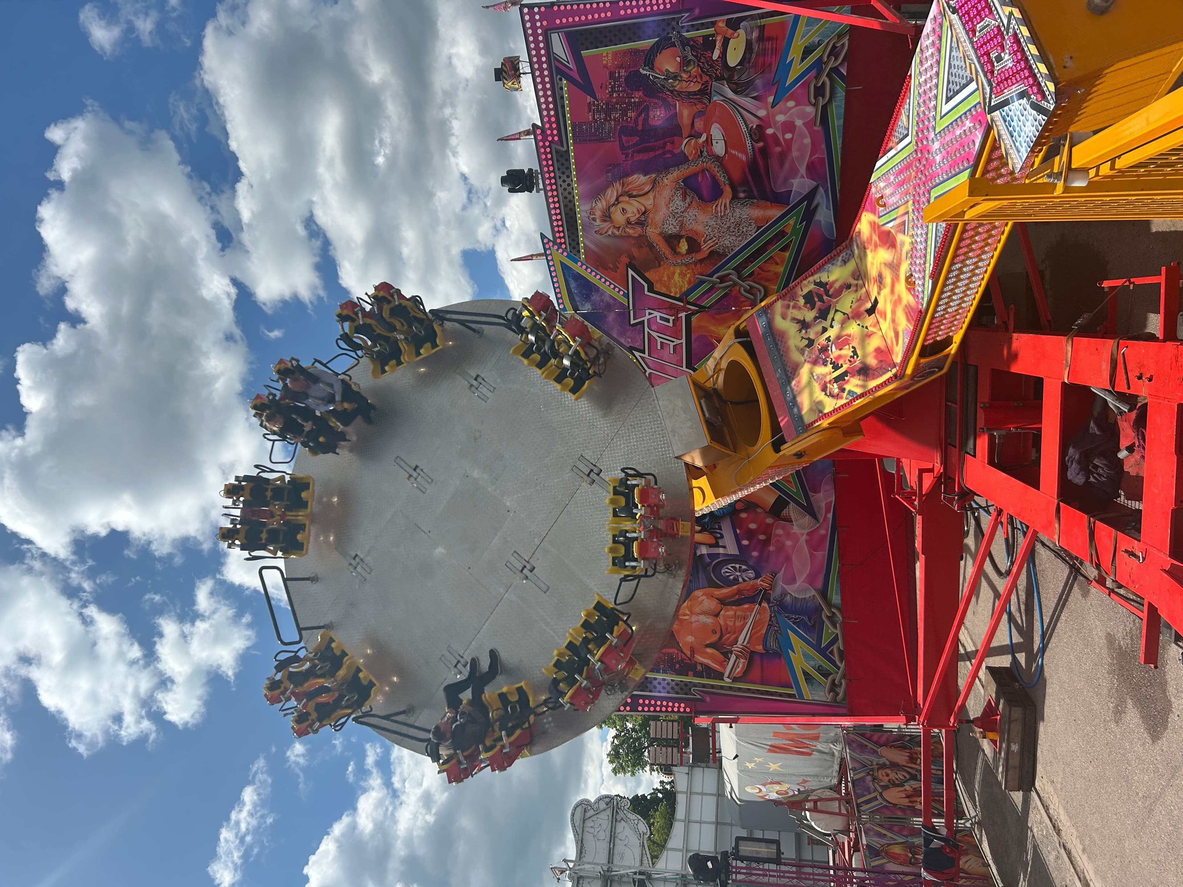 Das Fahrgeschäft Project X ist ein Highlight des Stendaler Frühlingsfestes 2025.