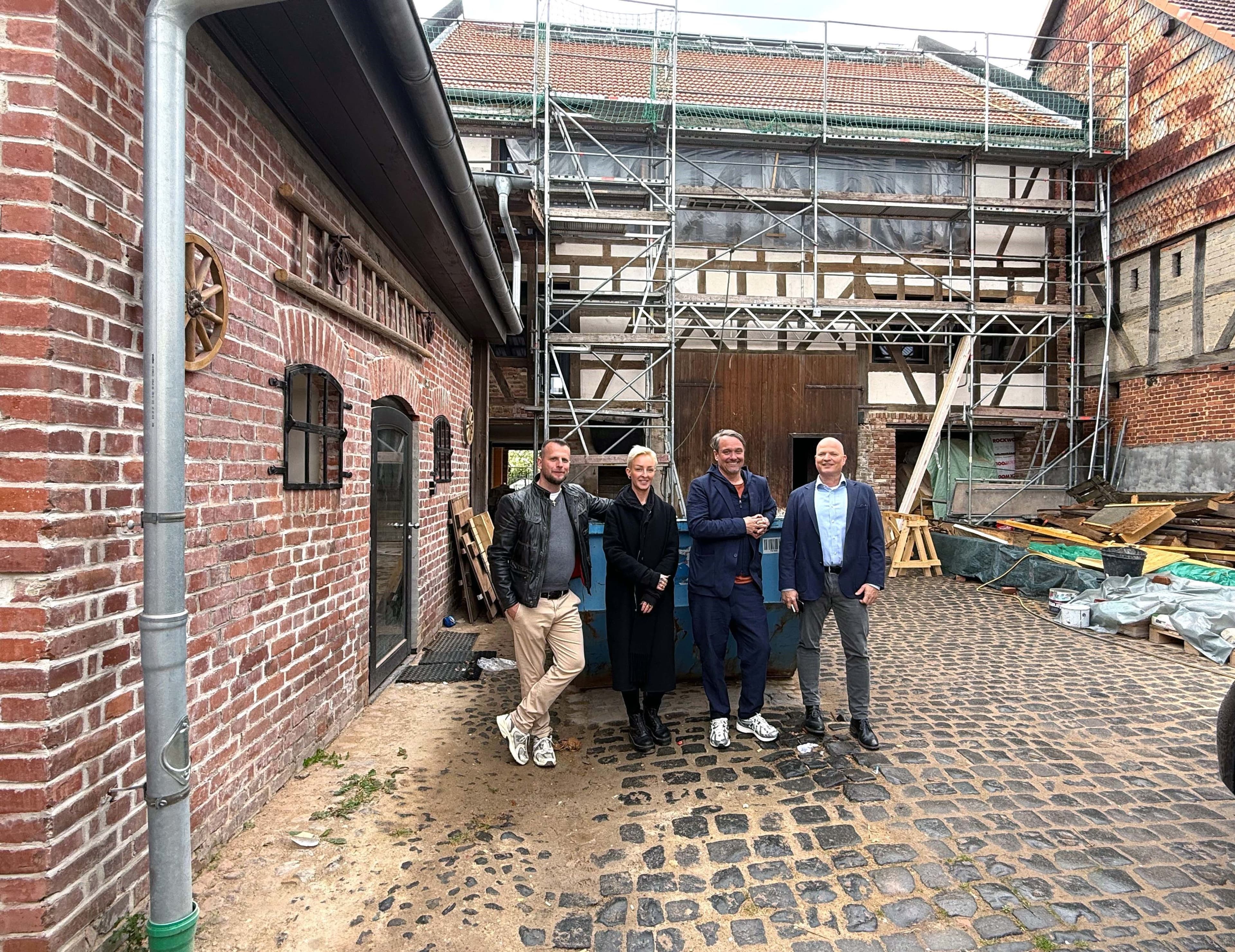 Christian Zuckermann besichtigt die sanierte Hofreite mit Bauherren und Planerin.