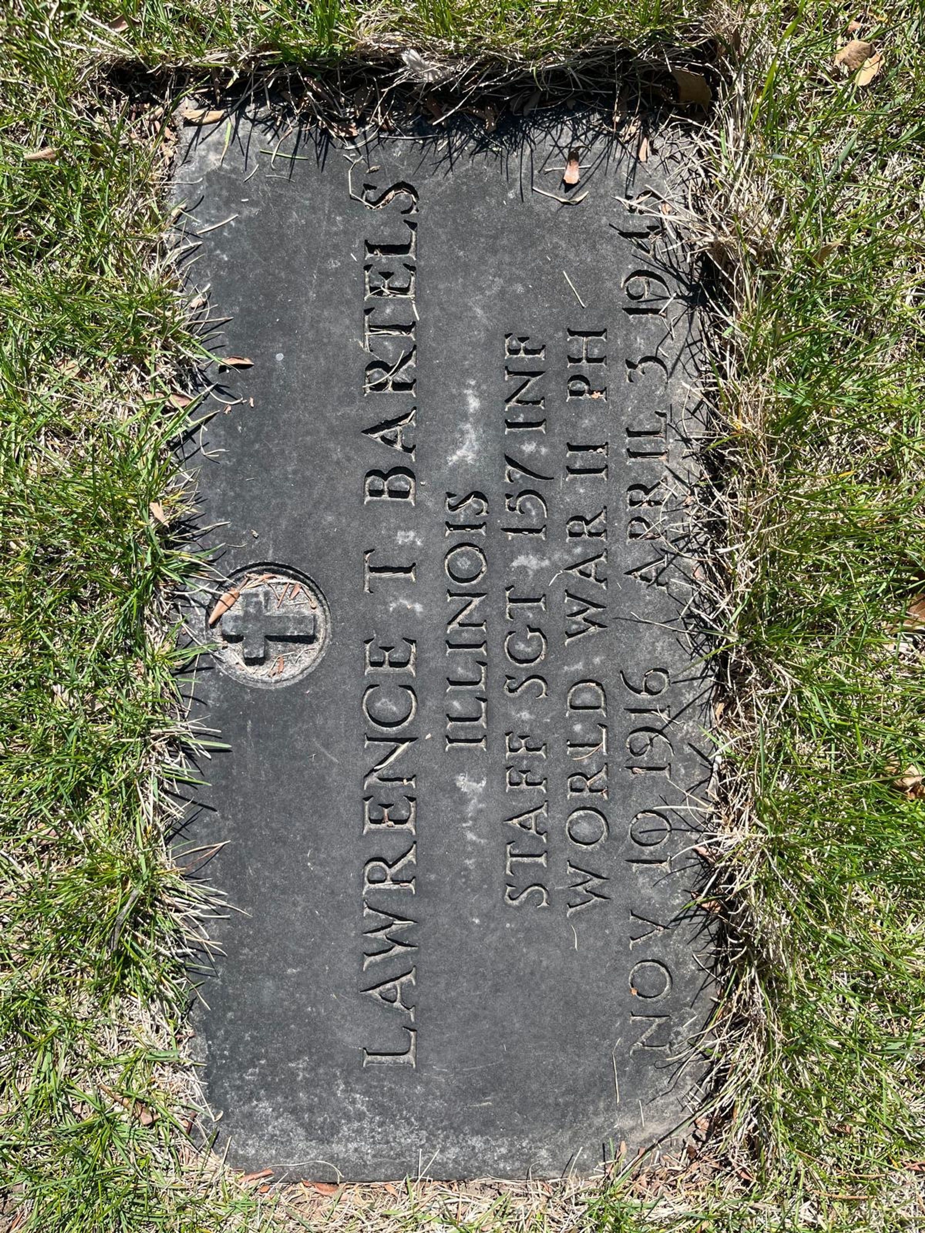 Grab von James Aitken JR auf dem Friedhof St. Avold dokumentiert das Gedenken an gefallene US-Soldaten in Europa., Grab von Lawrence Bartels auf einem Friedhof in Illinois erinnert an die gefallenen US-Soldaten des Zweiten Weltkriegs.