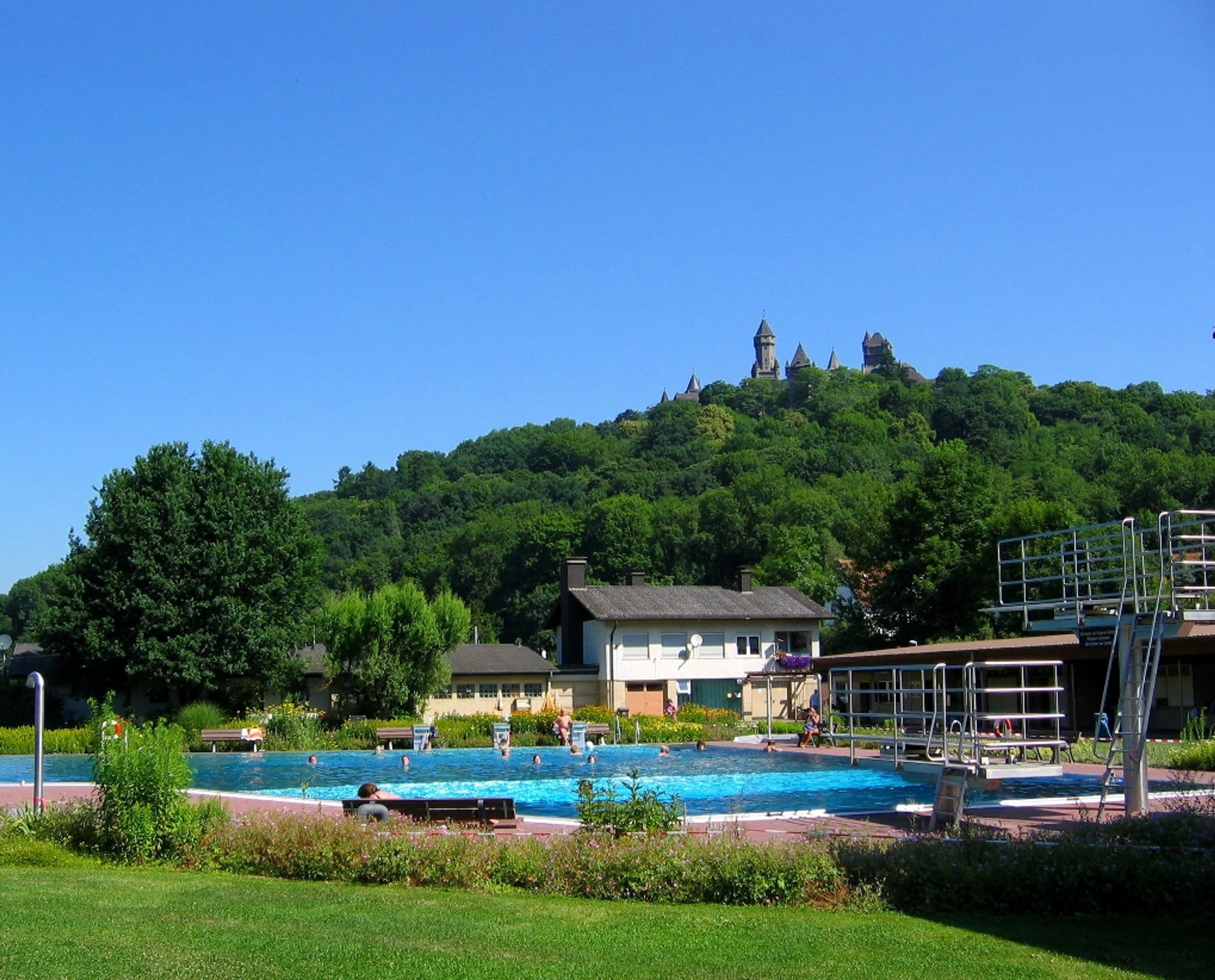 Am 29. Mai 2025 öffnet das Freibad Braunfels wieder für Besucherinnen und Besucher.