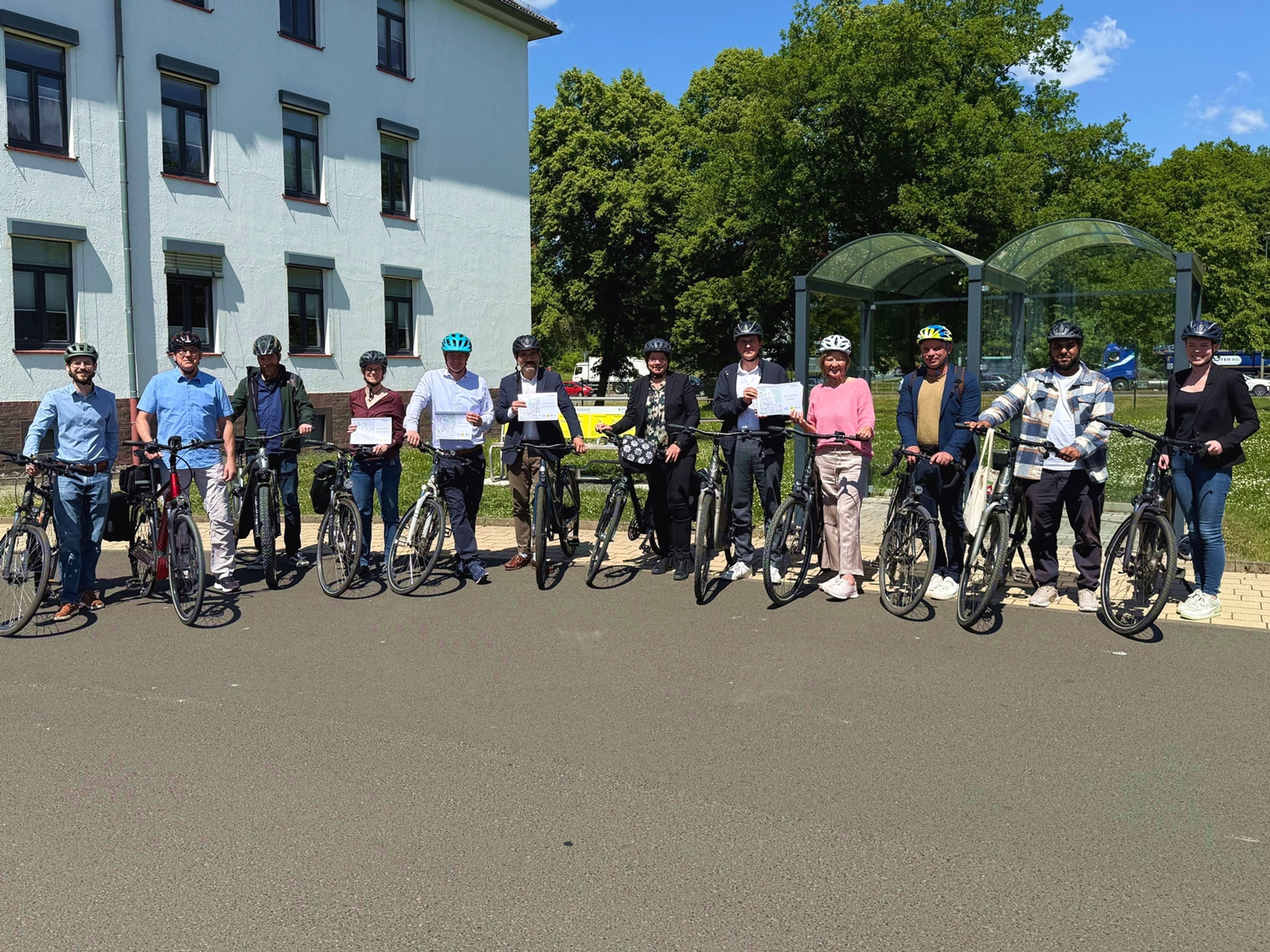 Das neue Schulradroutennetz für Stadt und Landkreis Gießen ist gestartet. Beteiligte testen eine Teilstrecke.