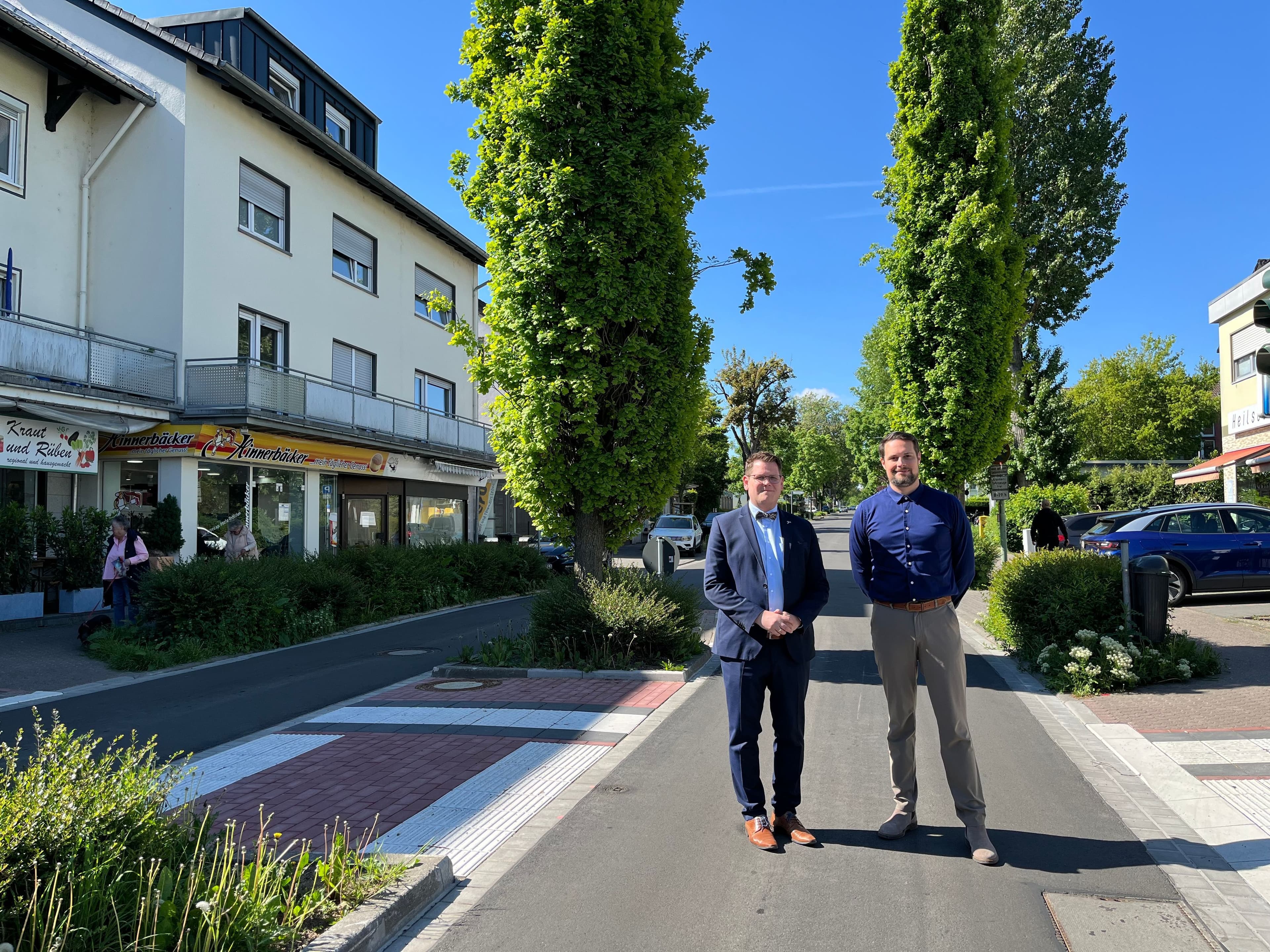 Sebastian Wysocki und Erster Stadtrat Bastian Zander freuen sich über die fertiggestellte Alte Frankfurter Straße.