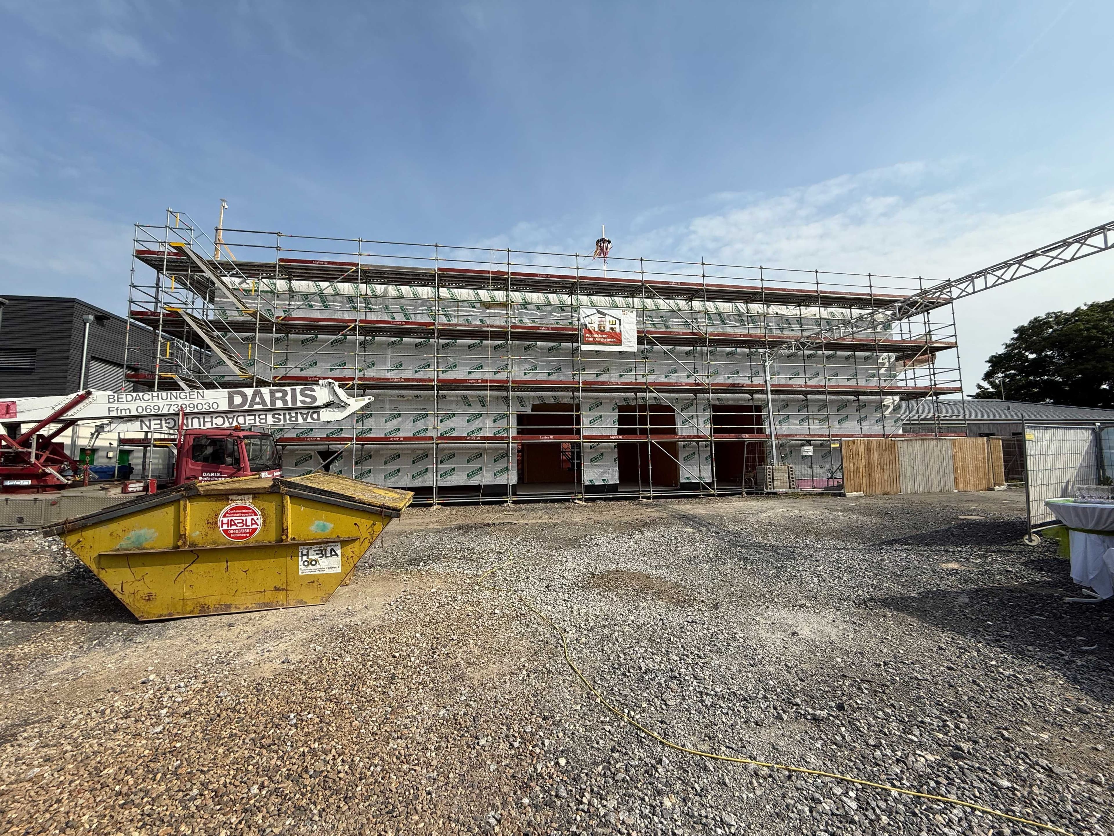 Richtfest für den zweistöckigen Neubau der Wiesengrundschule Leihgestern mit Vertretern der Stadt und Schule.