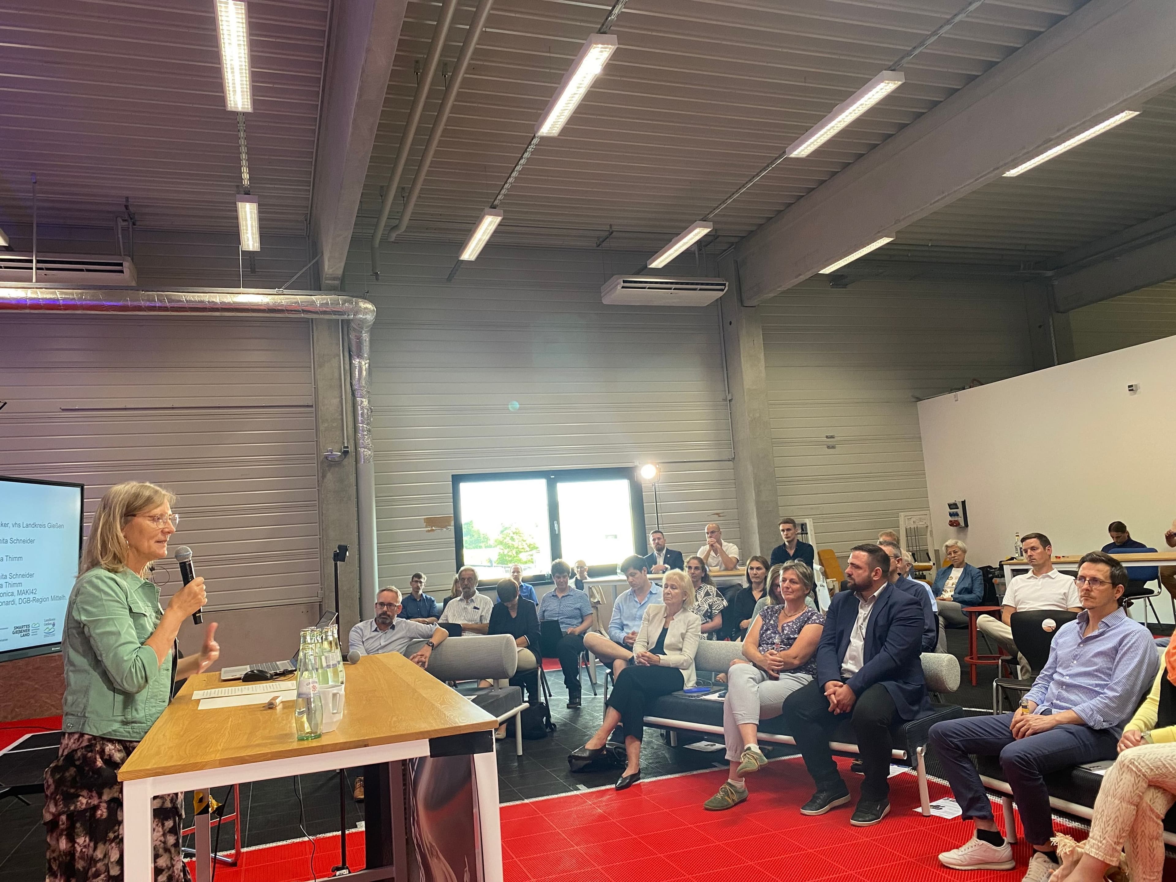 Podiumsrunde zu Chancen und Risiken von KI in der Arbeitswelt mit Landrätin Schneider und Expert:innen.