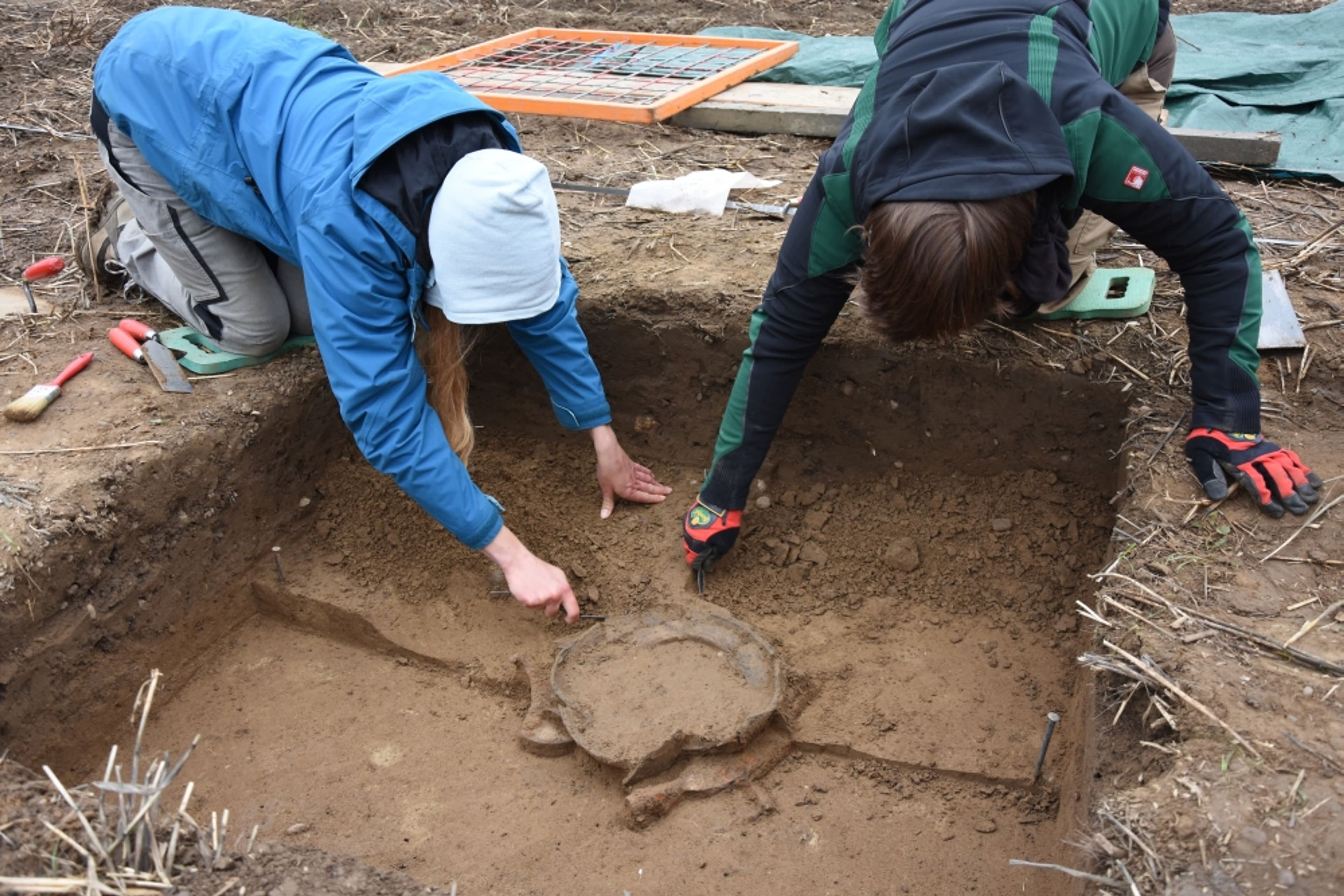 Freilegung eines germanischen Grabes in Diersheim durch Archäologiestudierende.