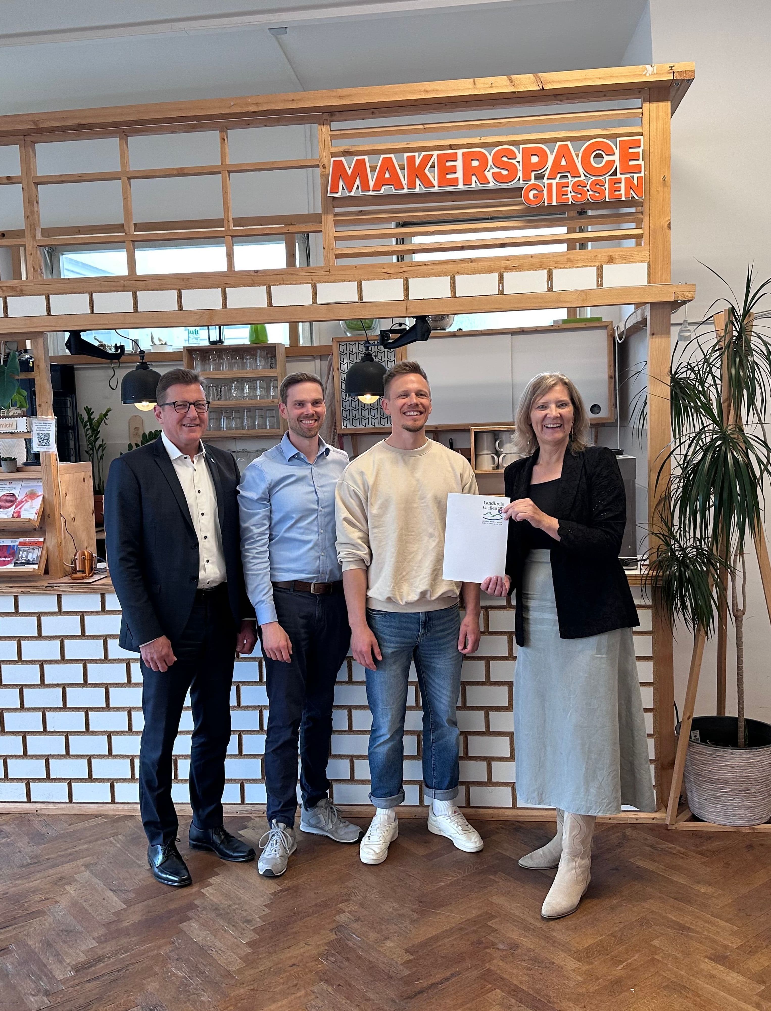 Austausch im Landkreis Gießen über digitale Aktivitäten des Landkreises: Staatssekretär Sauer, Maker-Space-Gründer, Landrätin Schneider.