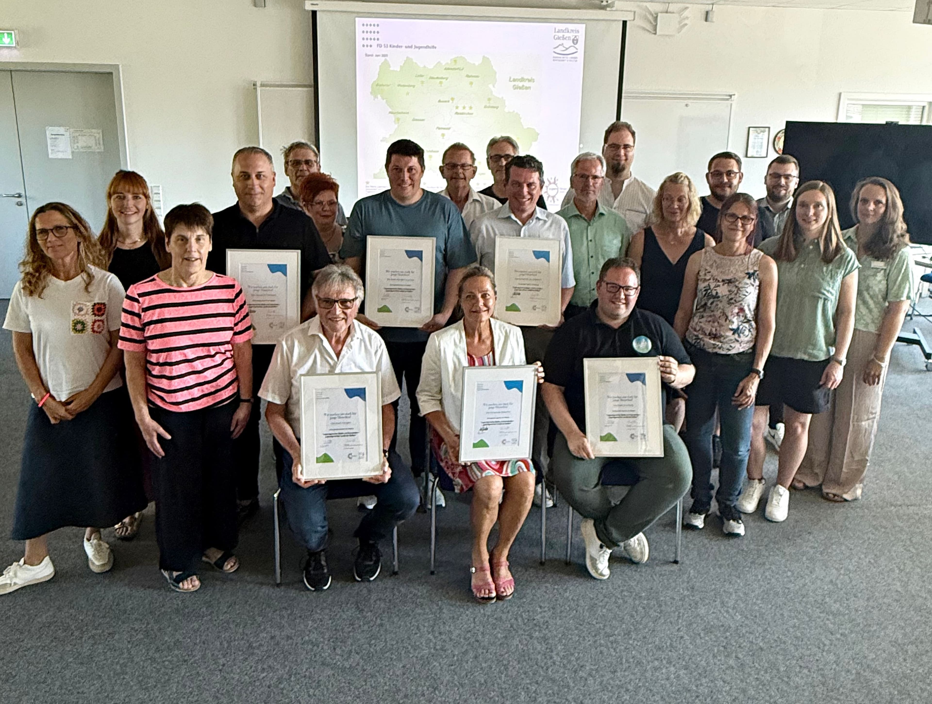 Urkundenübergabe an neue Kommunen der Initiative 'Jugendgerechte Städte und Gemeinden'.