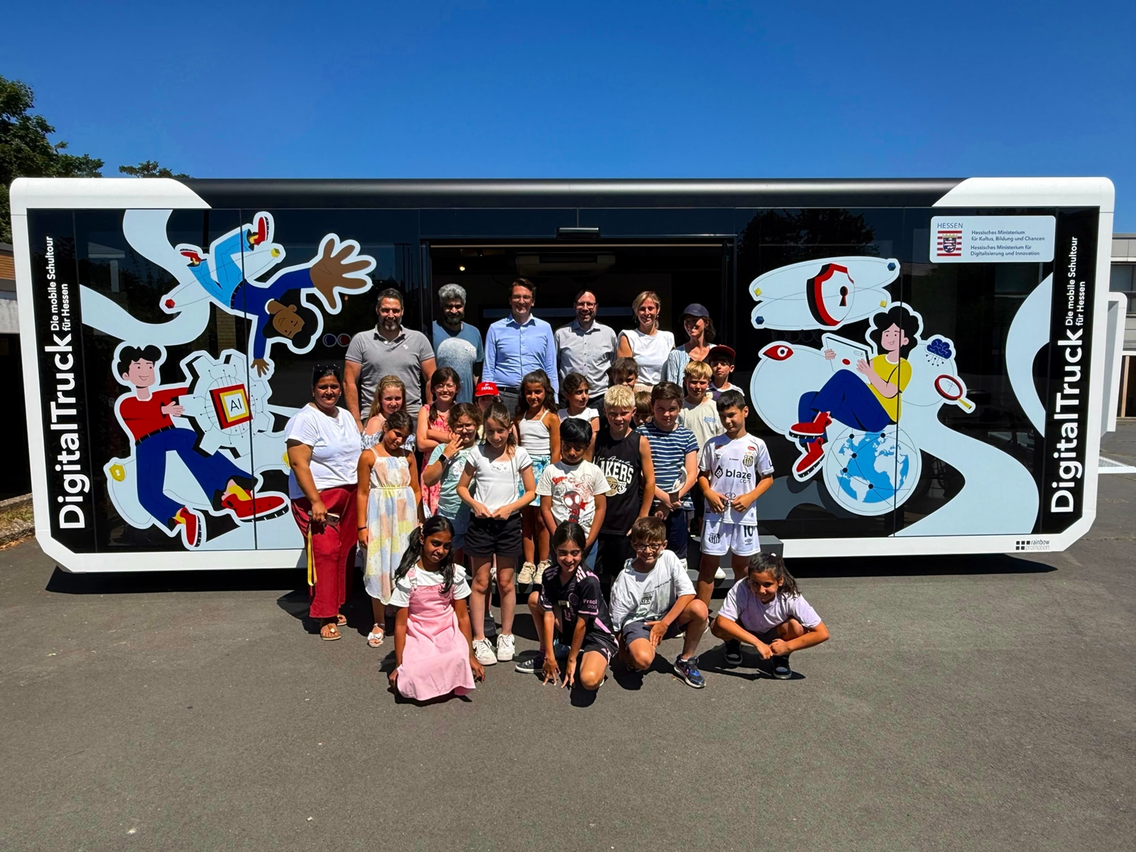 Schülerinnen und Schüler der Limesschule probieren Technik im DigitalTruck aus, besucht von Schulvertretern.