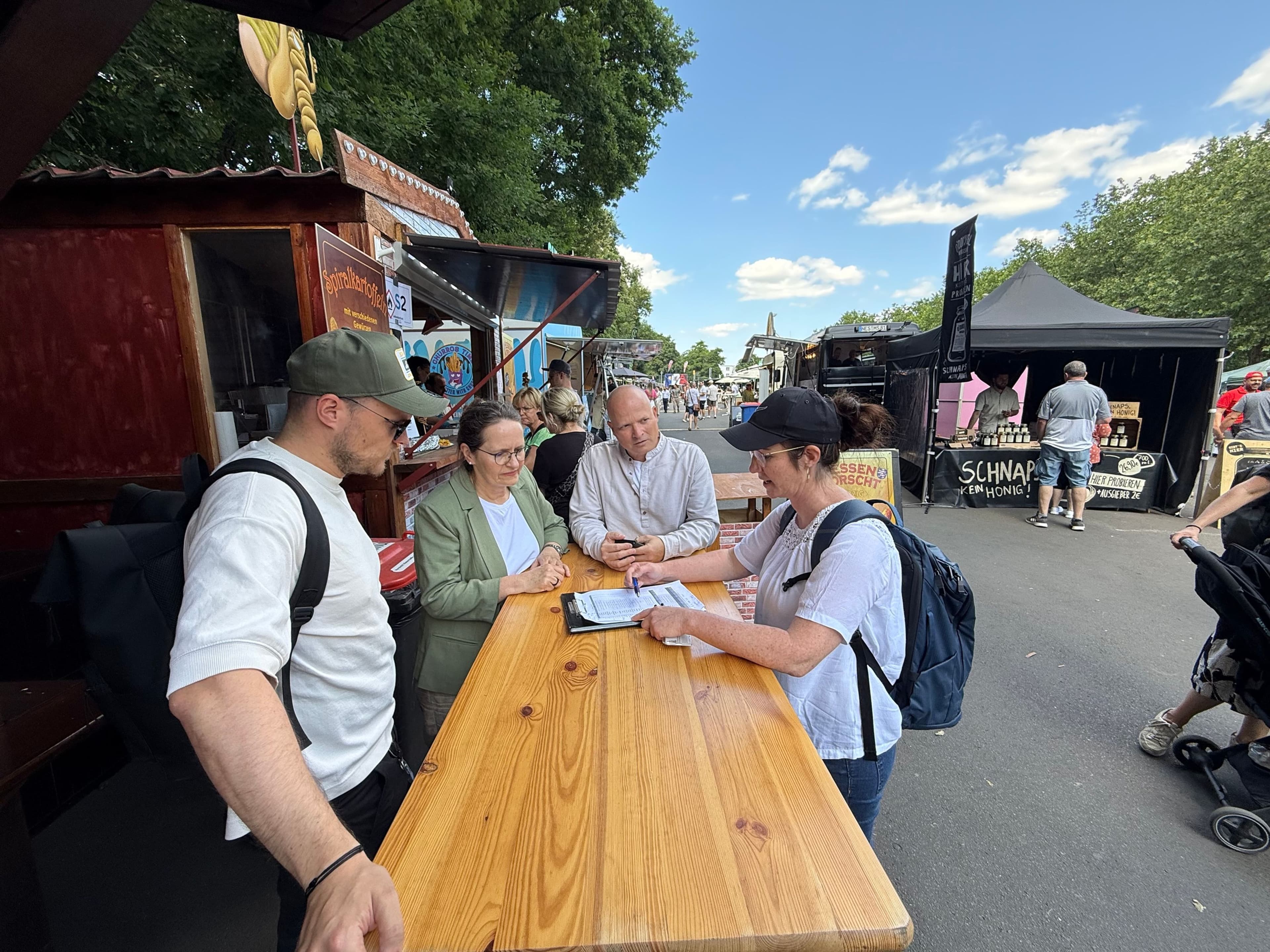 Larissa Dogan kontrolliert einen Imbisswagen im Rahmen der Lebensmittelüberwachung auf einem Sommerfest.