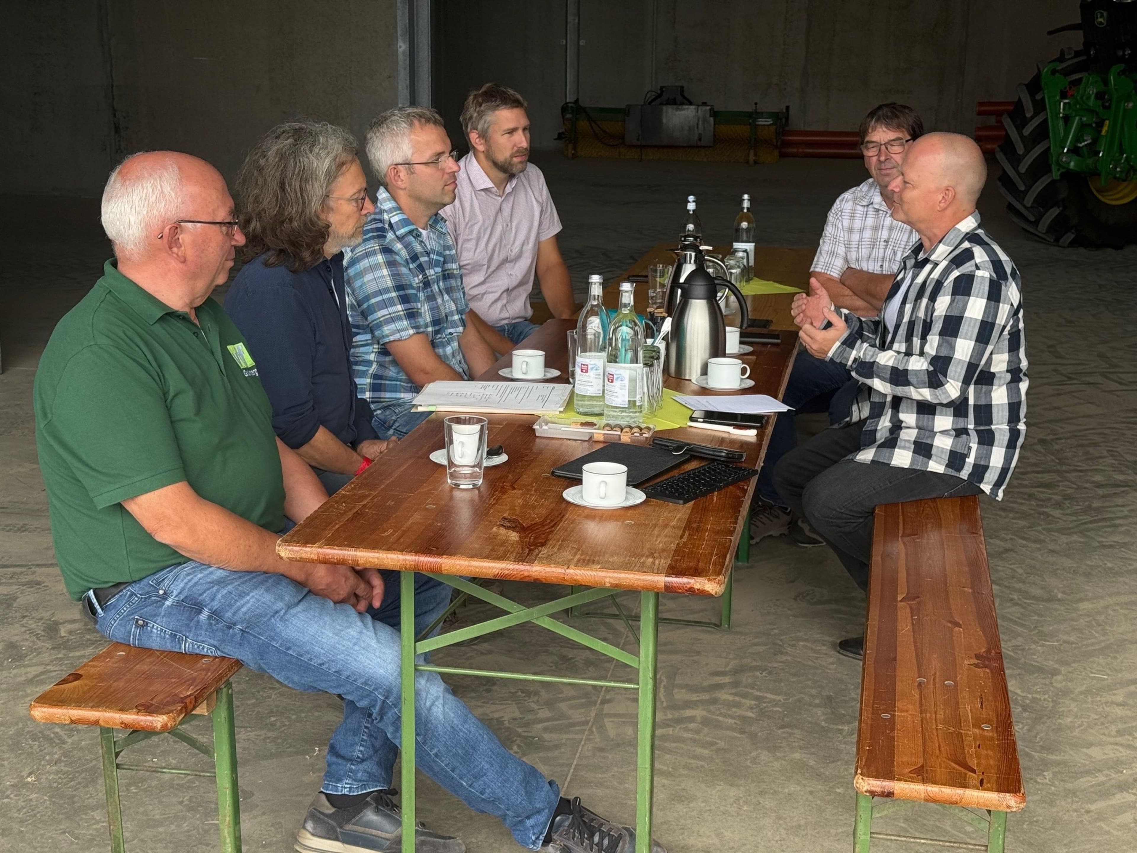 Austausch von Vertretern des Landkreises GieĂen mit Landwirten auf dem Hof von Henning SchĂ€fer.