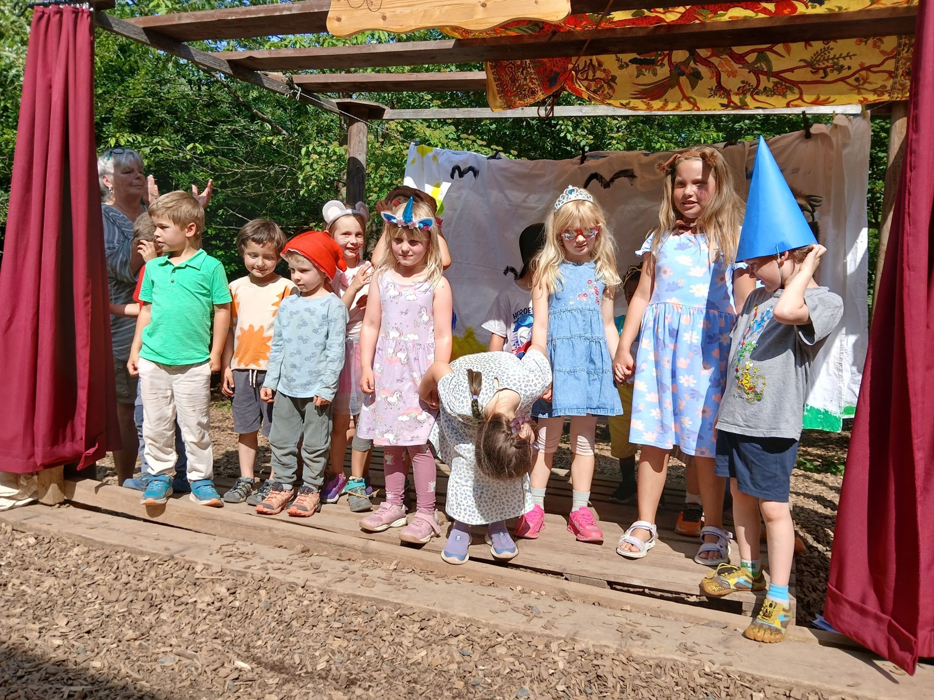 Kinder fĂĽhren beim Sommerfest ihr eigenes Bilderbuch als TheaterstĂĽck auf., Gerhard Schlatter zeigt den Kindern den Druck ihrer Geschichte in seiner Druckerei.