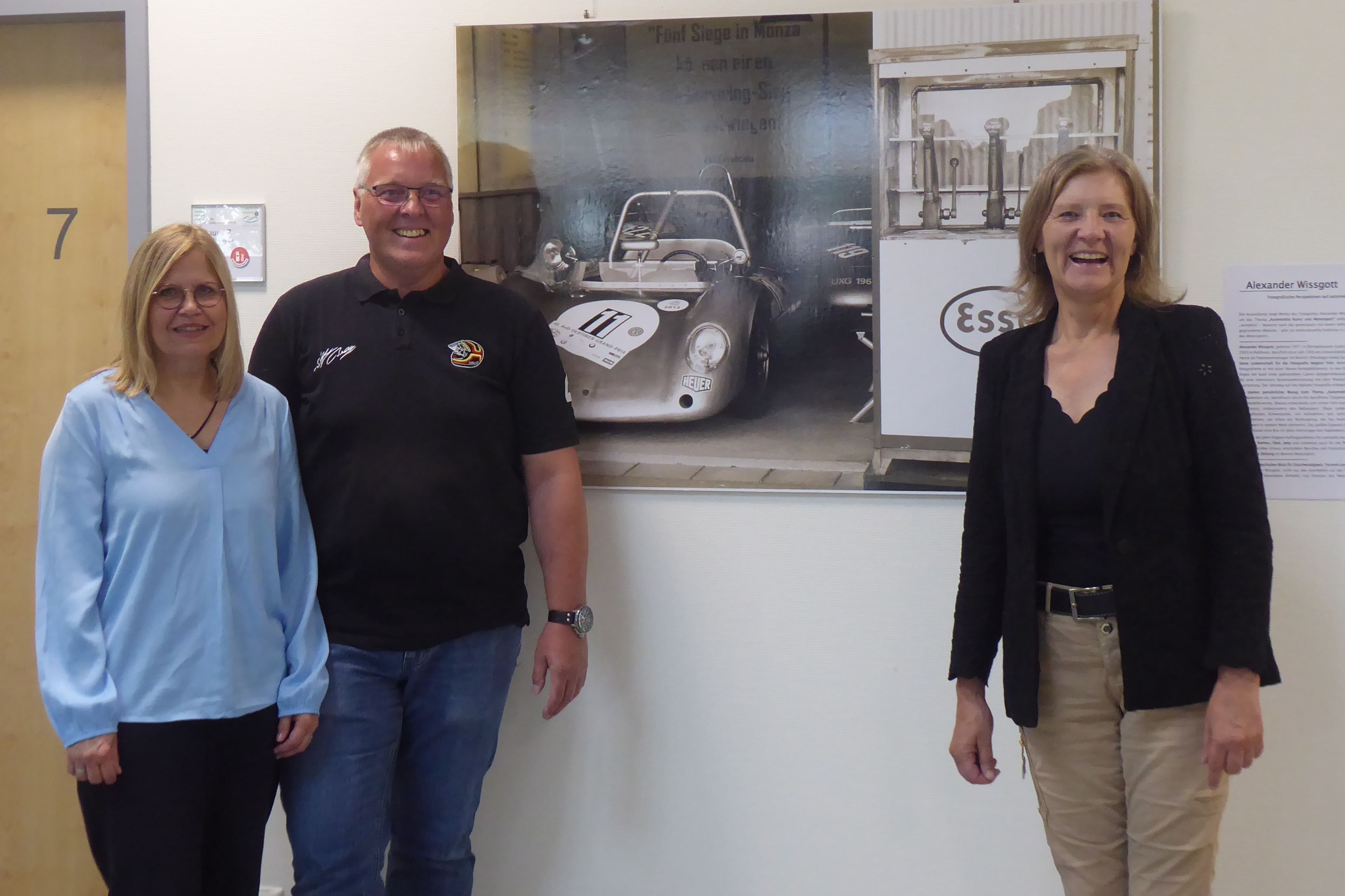 Landrätin Anita Schneider eröffnet mit Alexander Wissgott und Ehefrau die Motorsport-Ausstellung in der Zulassungsstelle.
