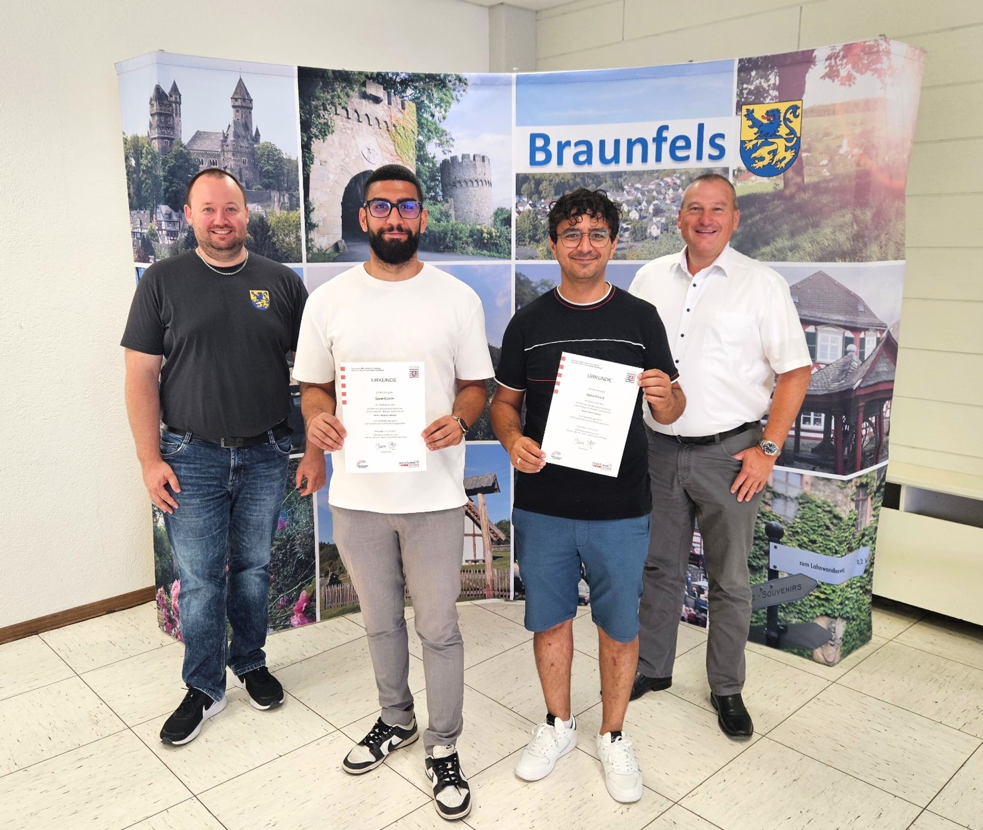 Übergabe der Urkunden im Braunfelser Rathaus an die Sportcoaches Hüseyin Besun und Cem Eraslan.