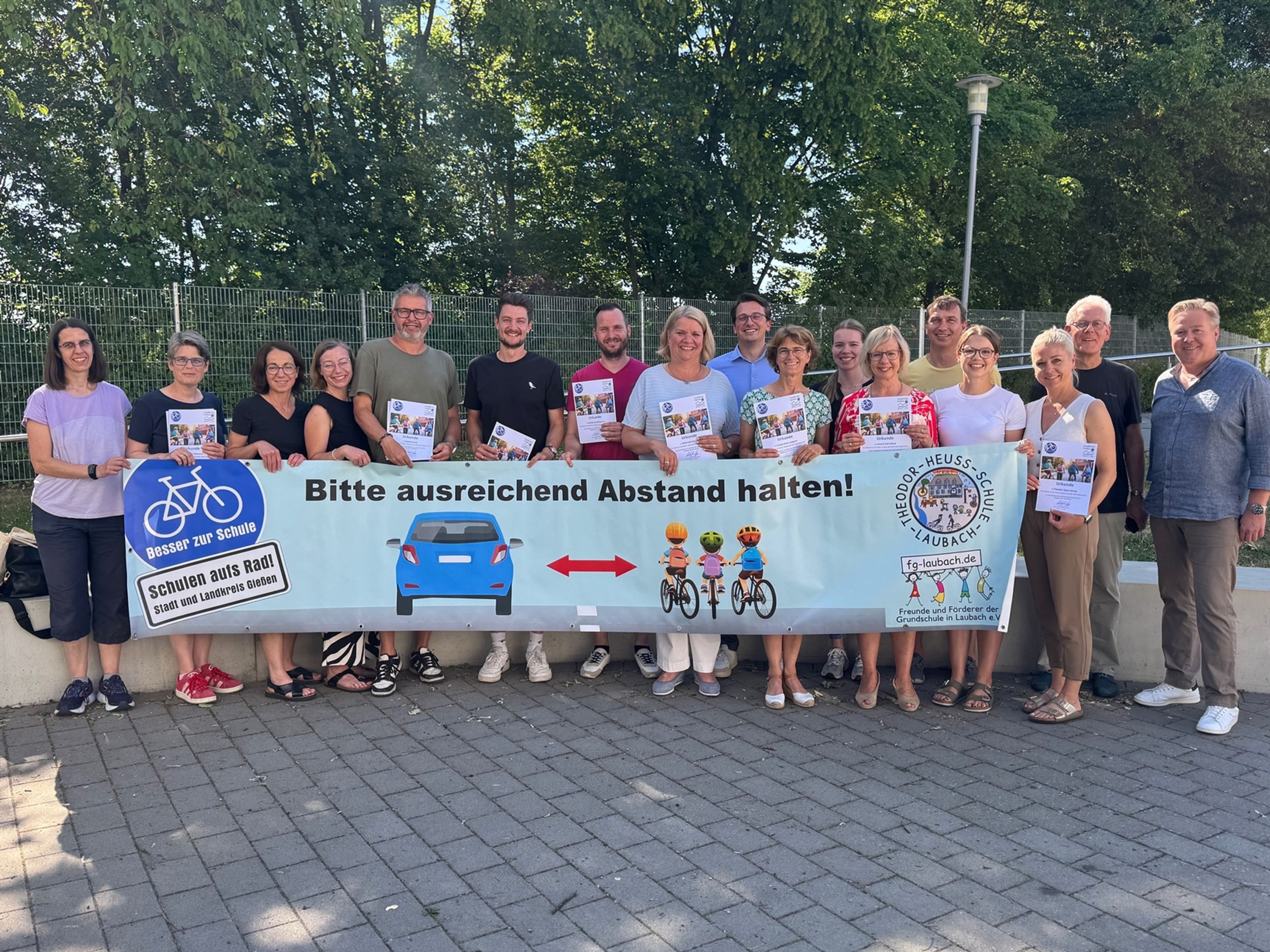 Urkundenübergabe an der Anne-Frank-Schule in Linden zum Abschluss von 'Schulen aufs Rad'.