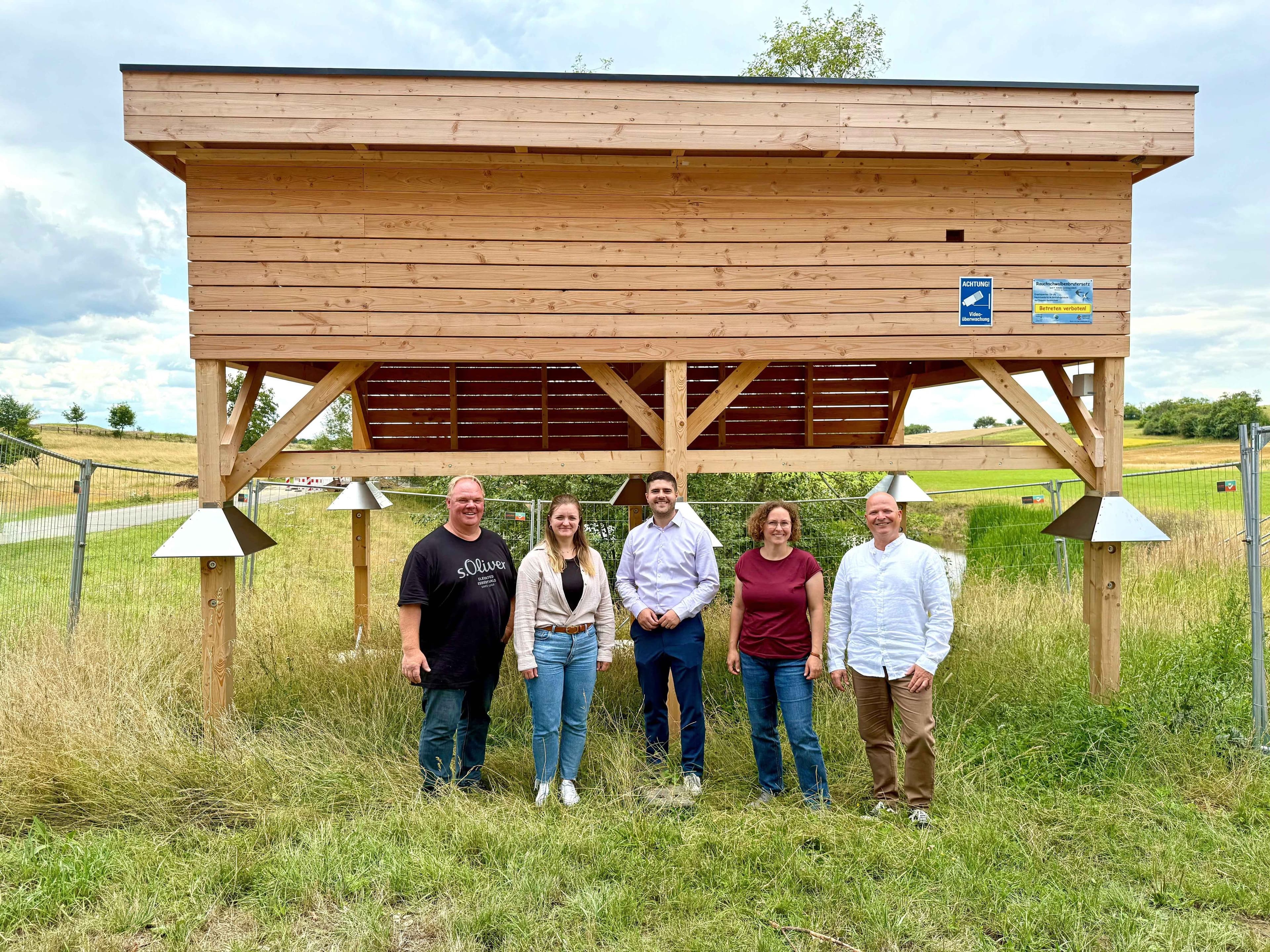 Gemeinsam besichtigen Verantwortliche das Ersatzquartier für Rauchschwalben auf der Deponie Reiskirchen.