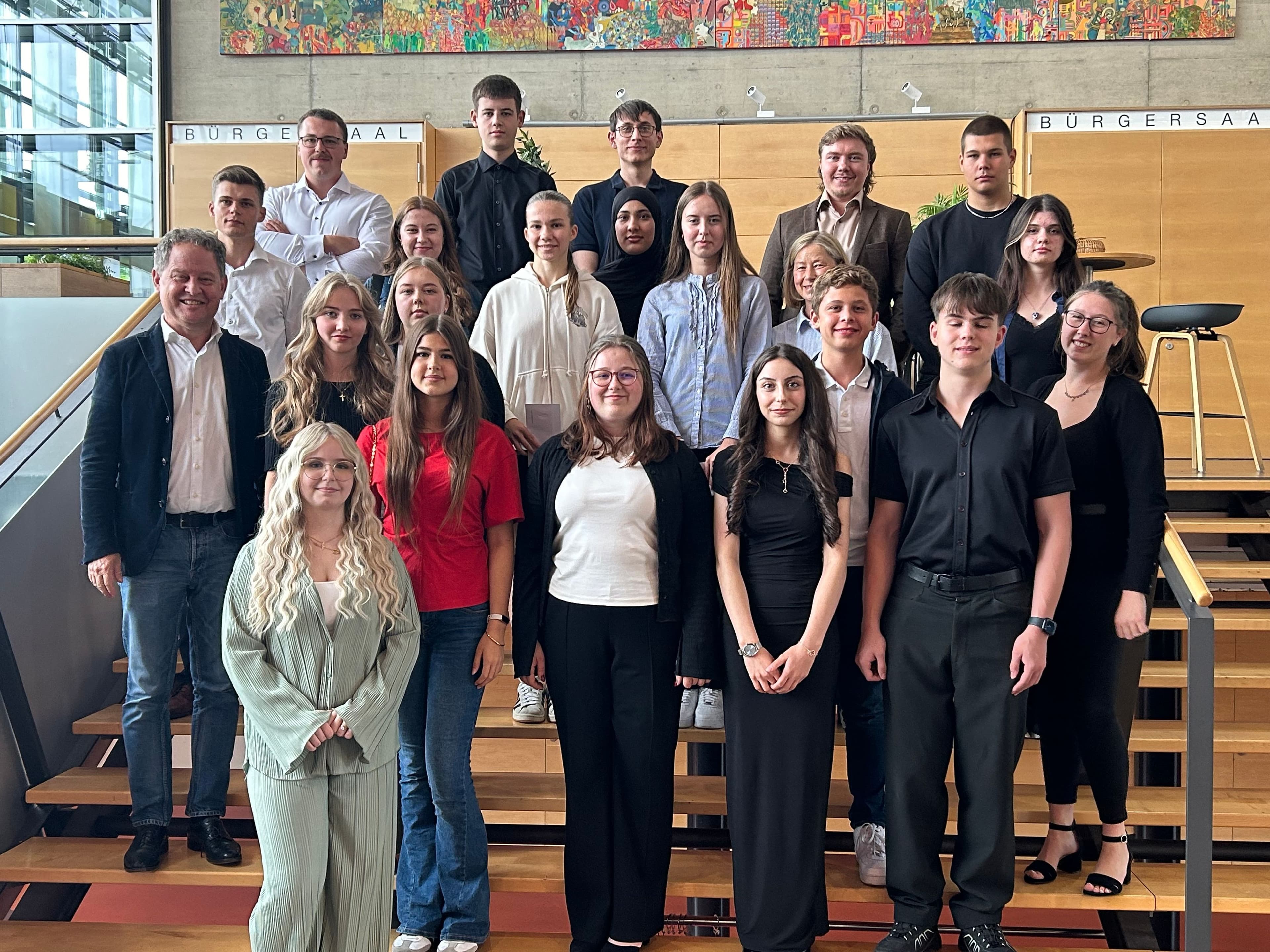 Erster Bürgermeister Florian Schneider mit ausgezeichneten Absolventinnen und Absolventen 2025 im Bürgersaal.