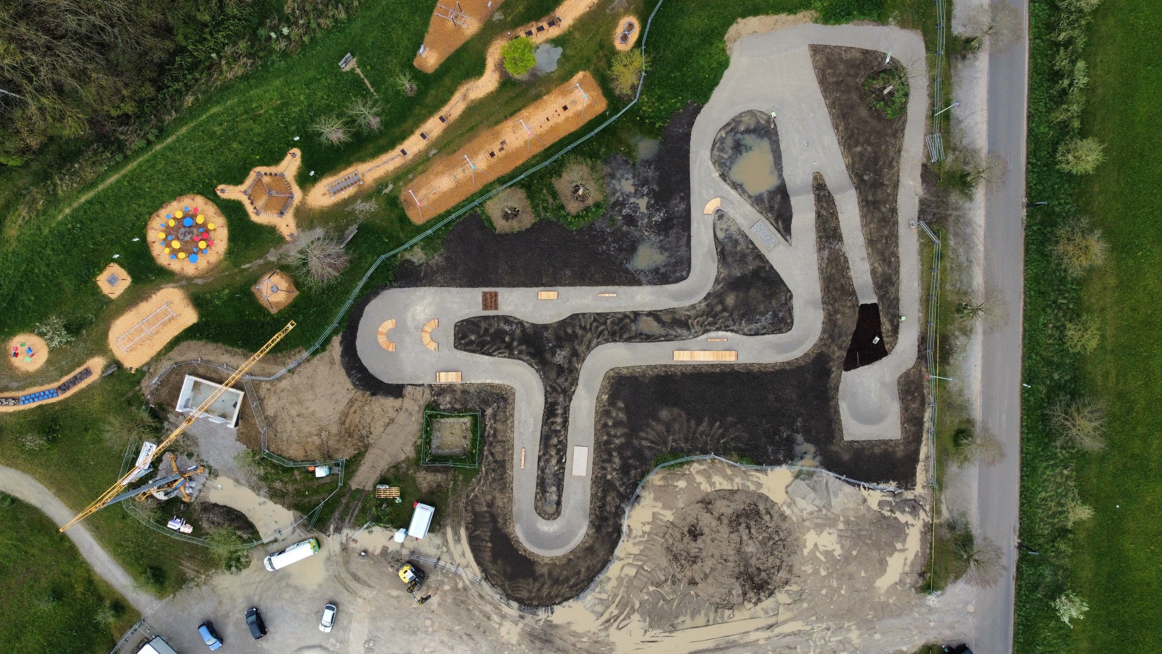 Luftaufnahme der Baustelle zum neuen Bikepark und Motorikpark im Waldpark Lindach.