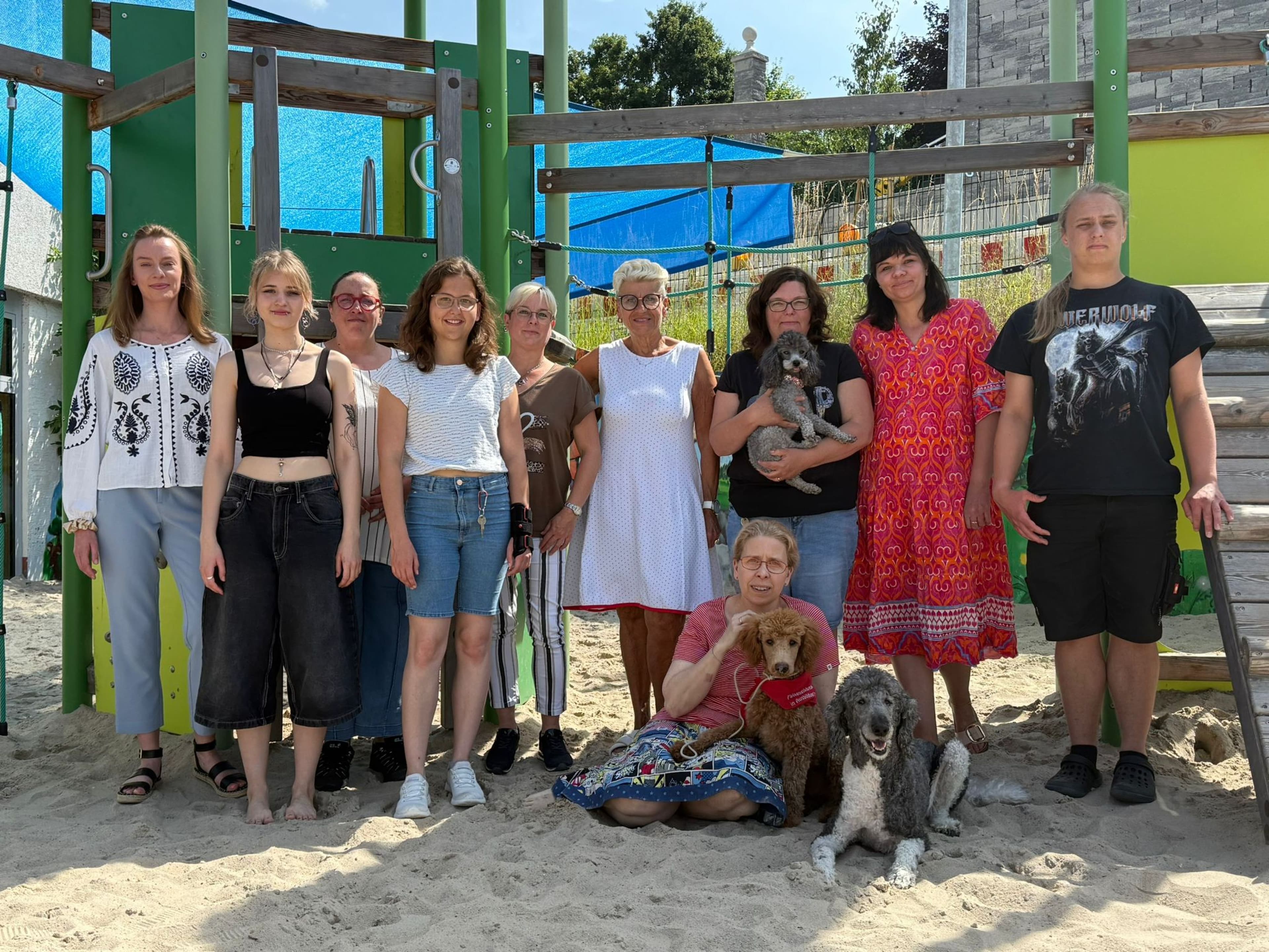 Das gesamte Kitateam begrüßt Neuzugang James, den jungen Großpudel, herzlich in der Kita Lindwurm in Tiefenbach.