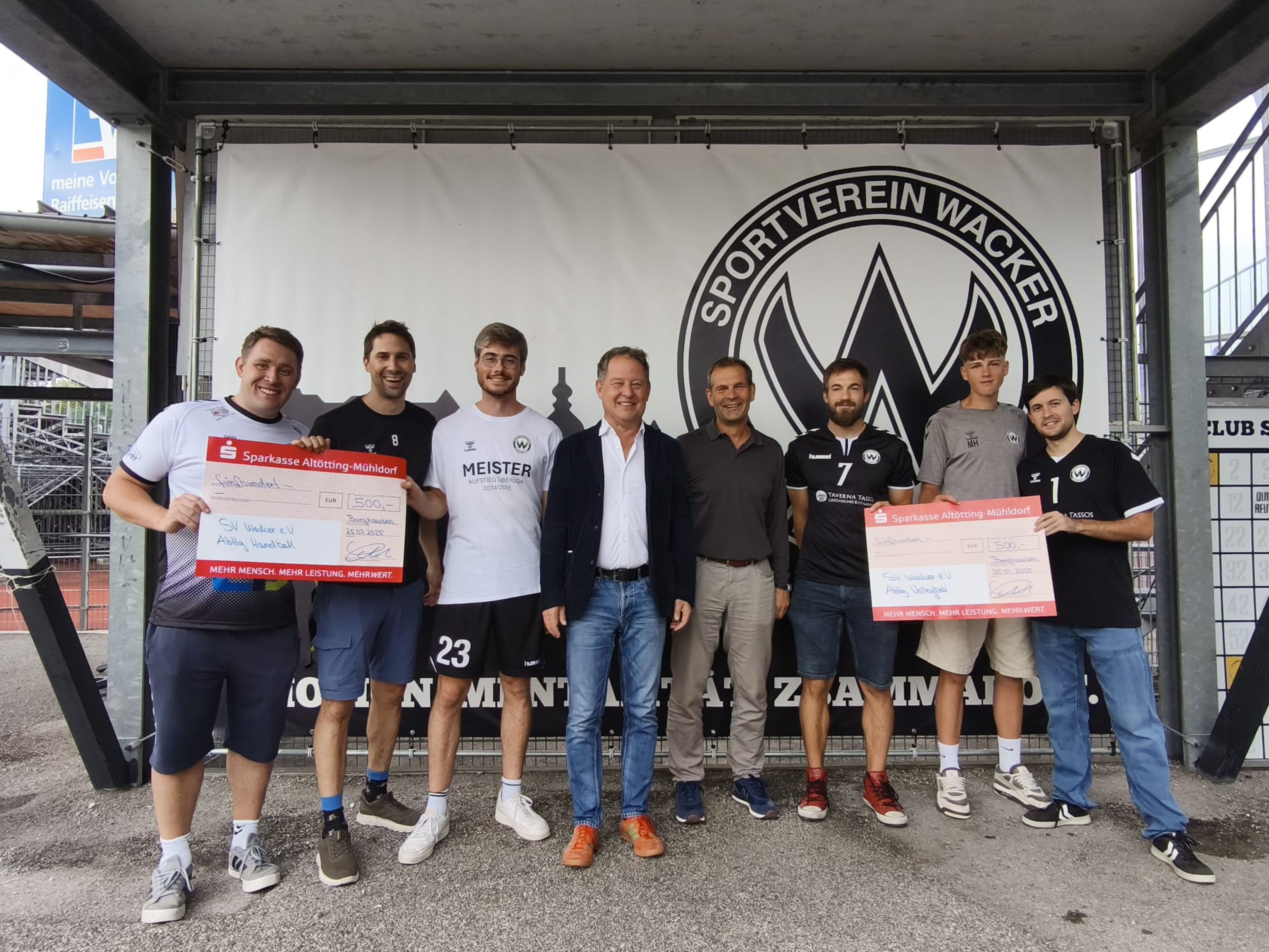 Sportlerehrung: Bürgermeister und Vereinsvertreter überreichen Spendenschecks an verdiente Ballsportler.