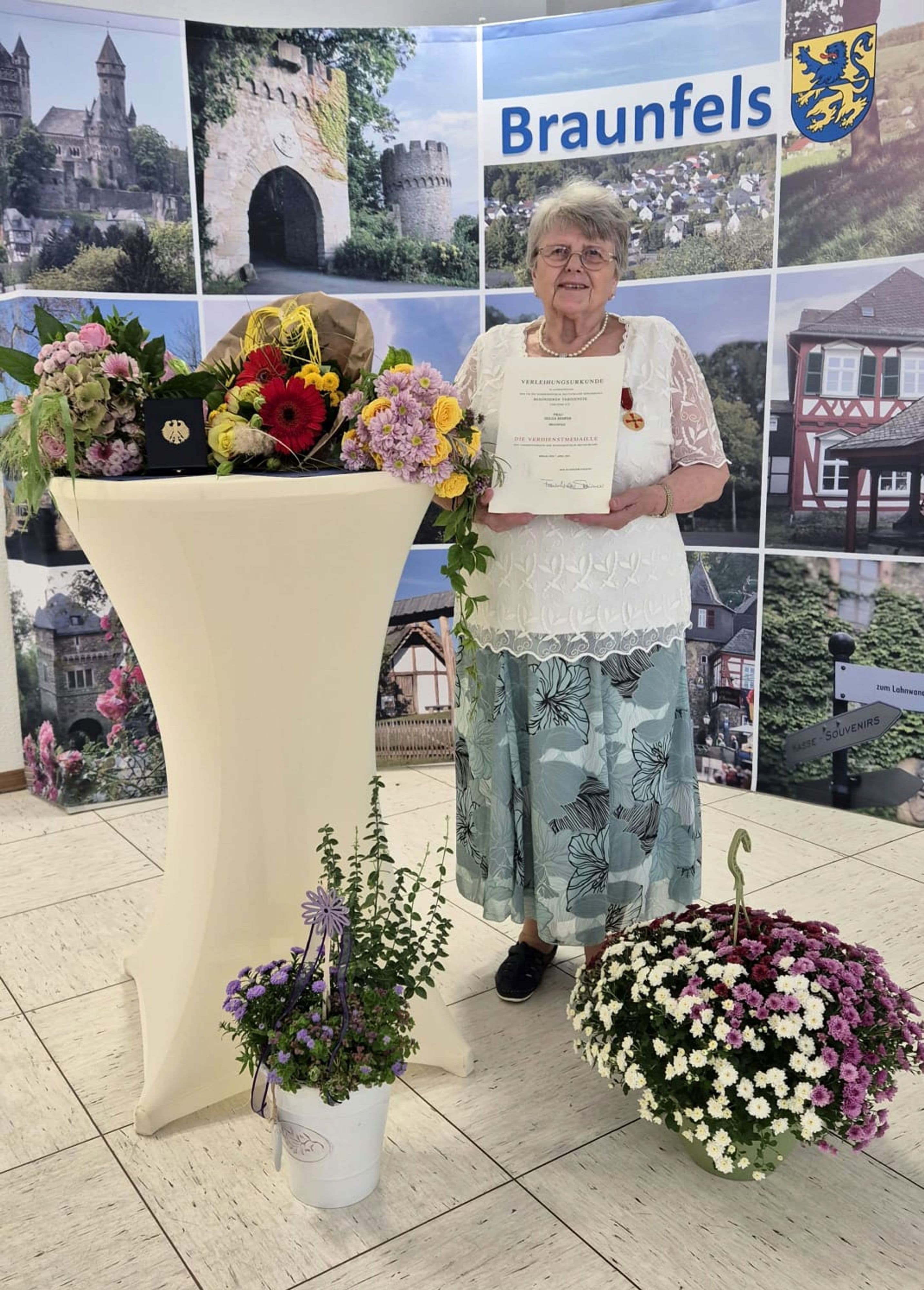 Helga Semper wurde im Braunfelser Rathaus für ihr Engagement für die Egerländer Gmoi geehrt.