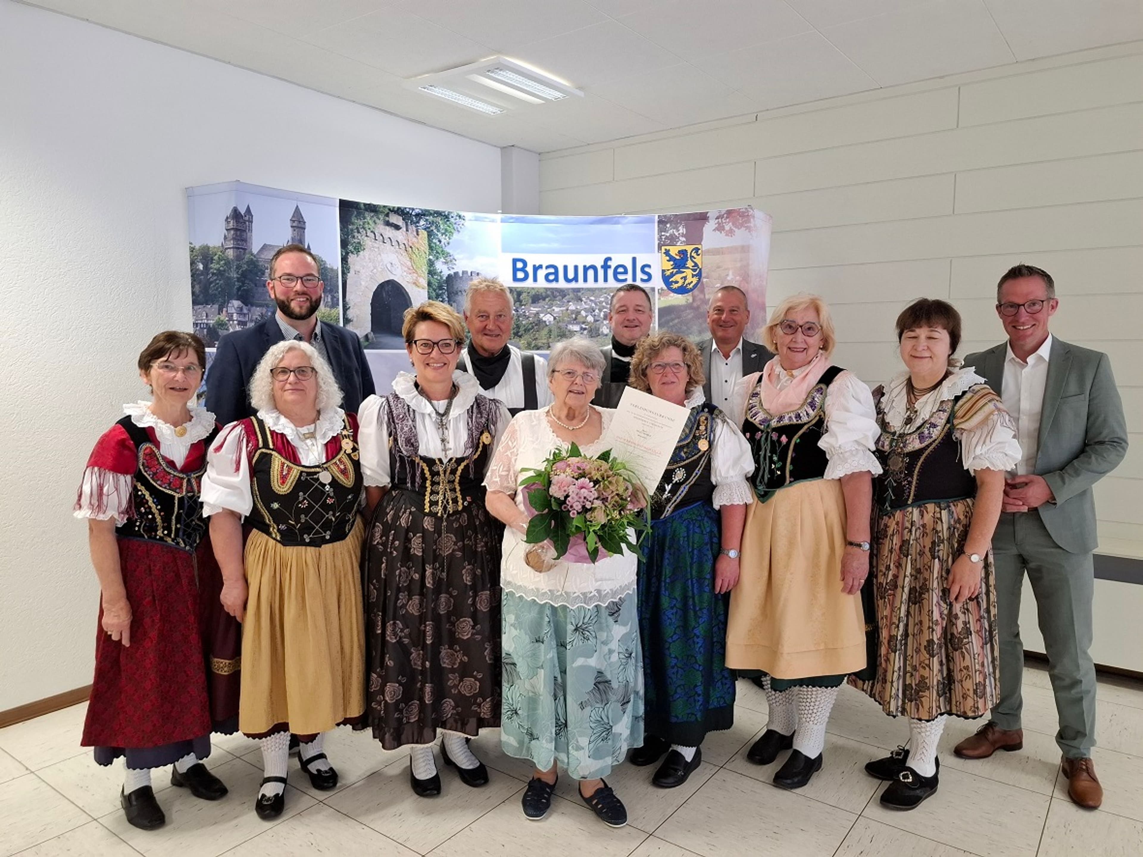 Helga Semper erhält Bundesverdienstmedaille | Symbolbild