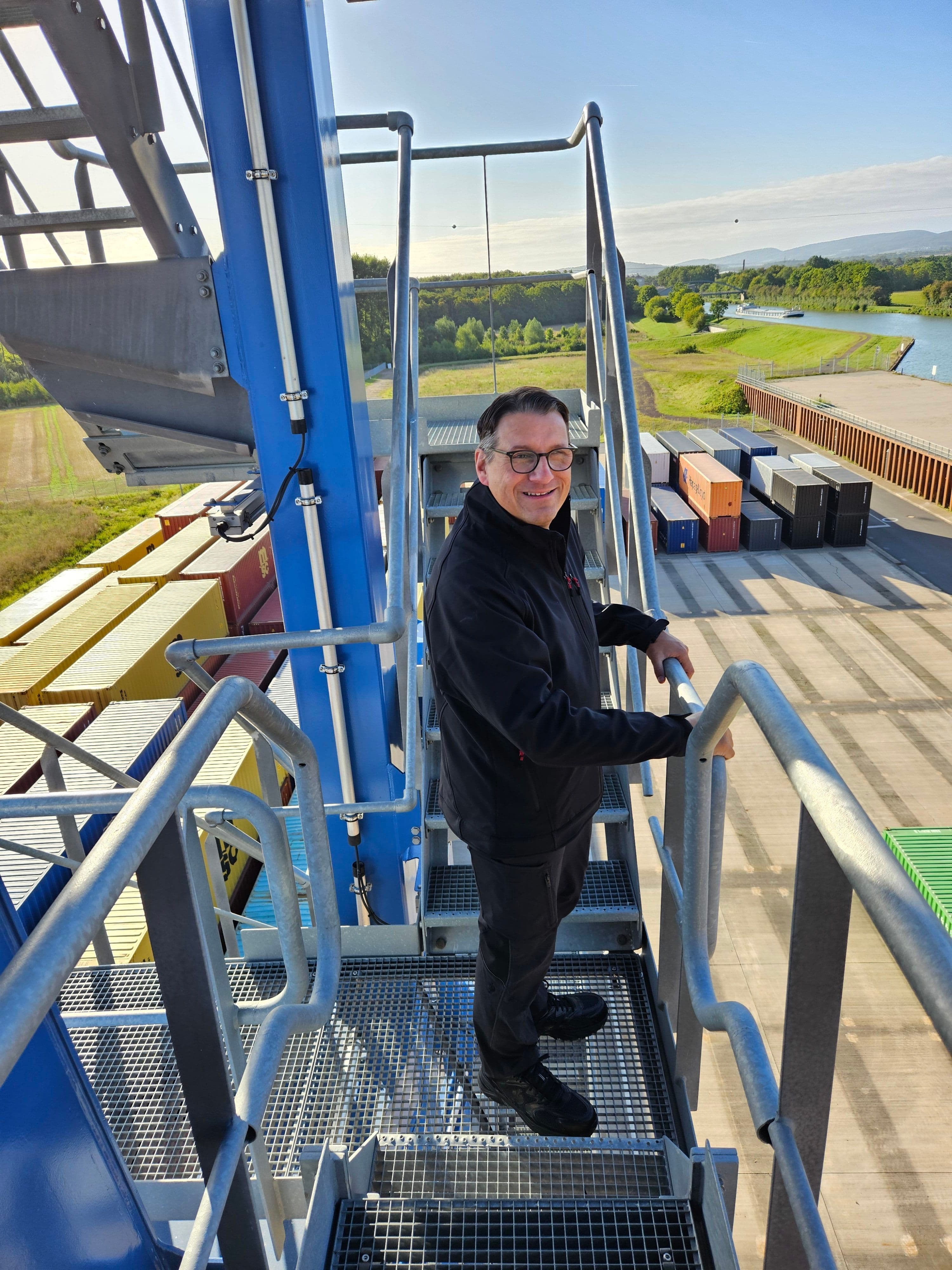 Politiker packen im Mindener Hafen mit an | Symbolbild
