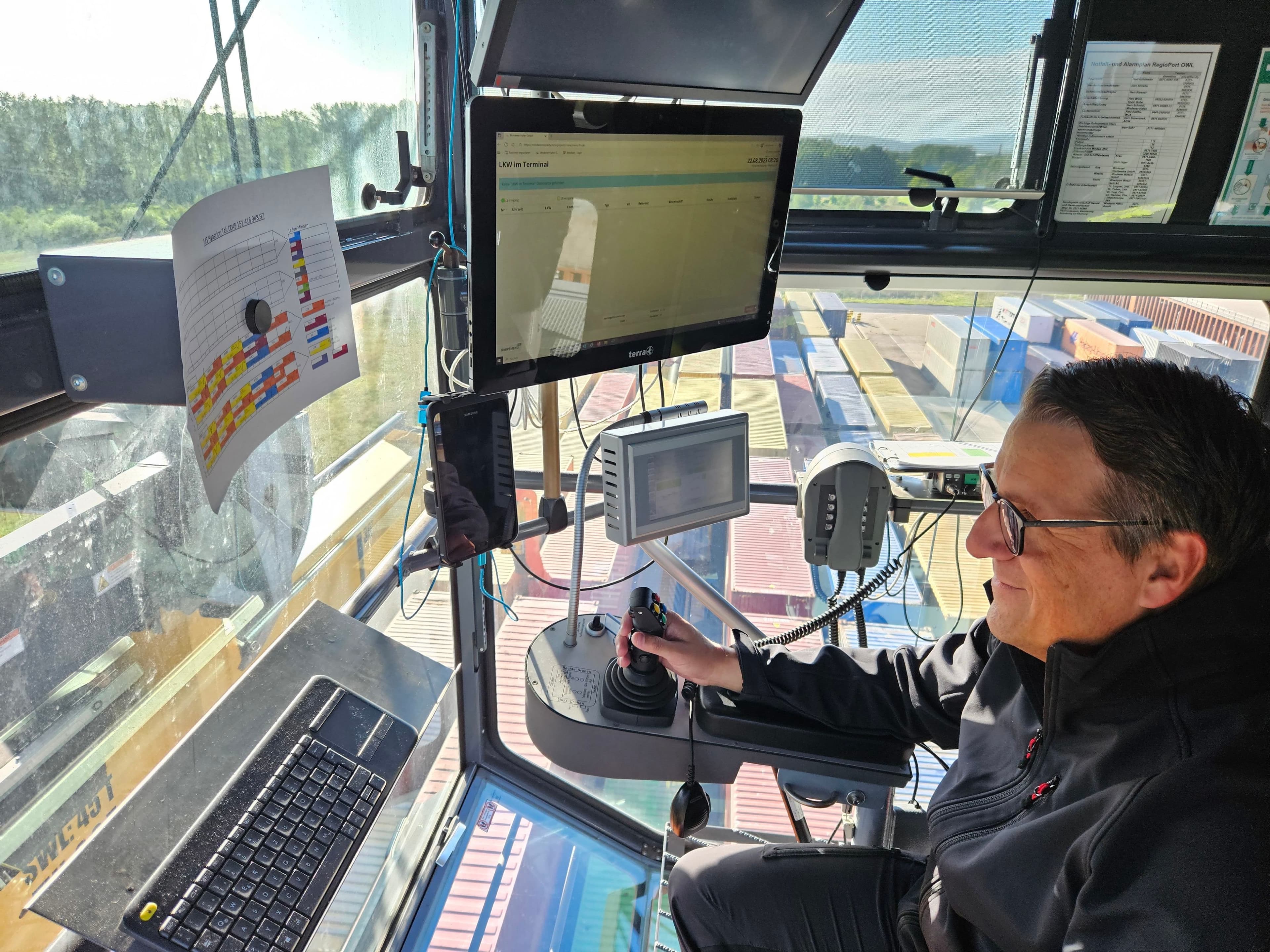 Dr. Oliver Vogt steigt zum Portalkran im RegioPort in Minden auf.