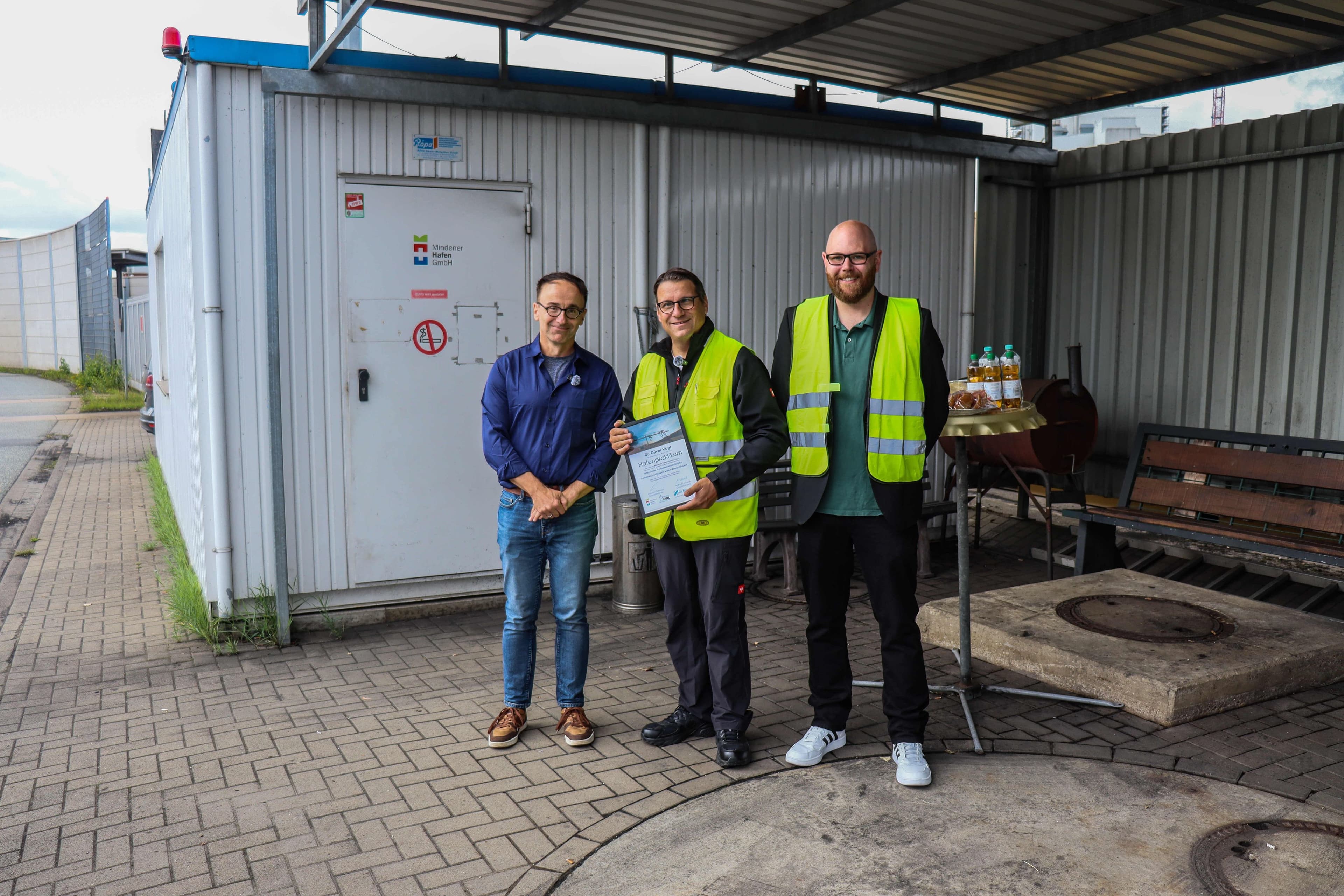 Politiker packen im Mindener Hafen mit an | Symbolbild