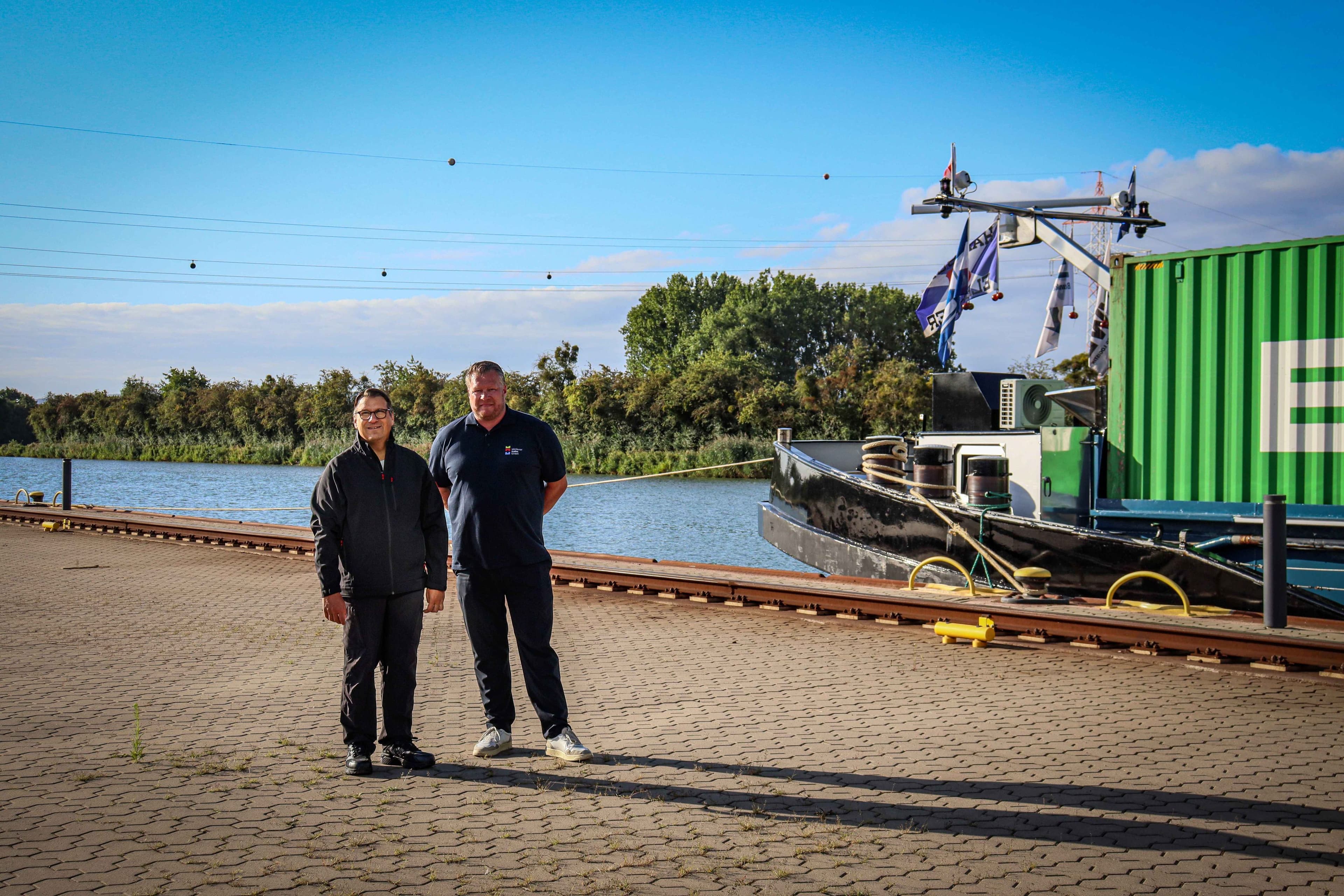 Politiker packen im Mindener Hafen mit an | Symbolbild