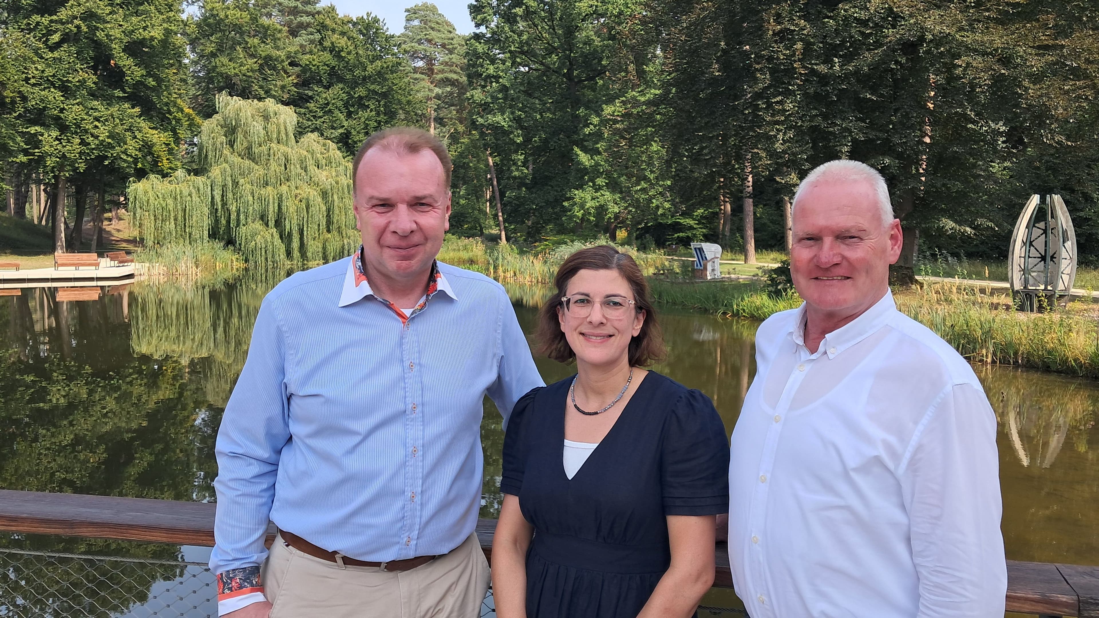 Geschäftsführerin Rehana Rühmann und Vereinsvorsitzender Fritz Möller bei der Bekanntgabe der Vertragsverlängerung.