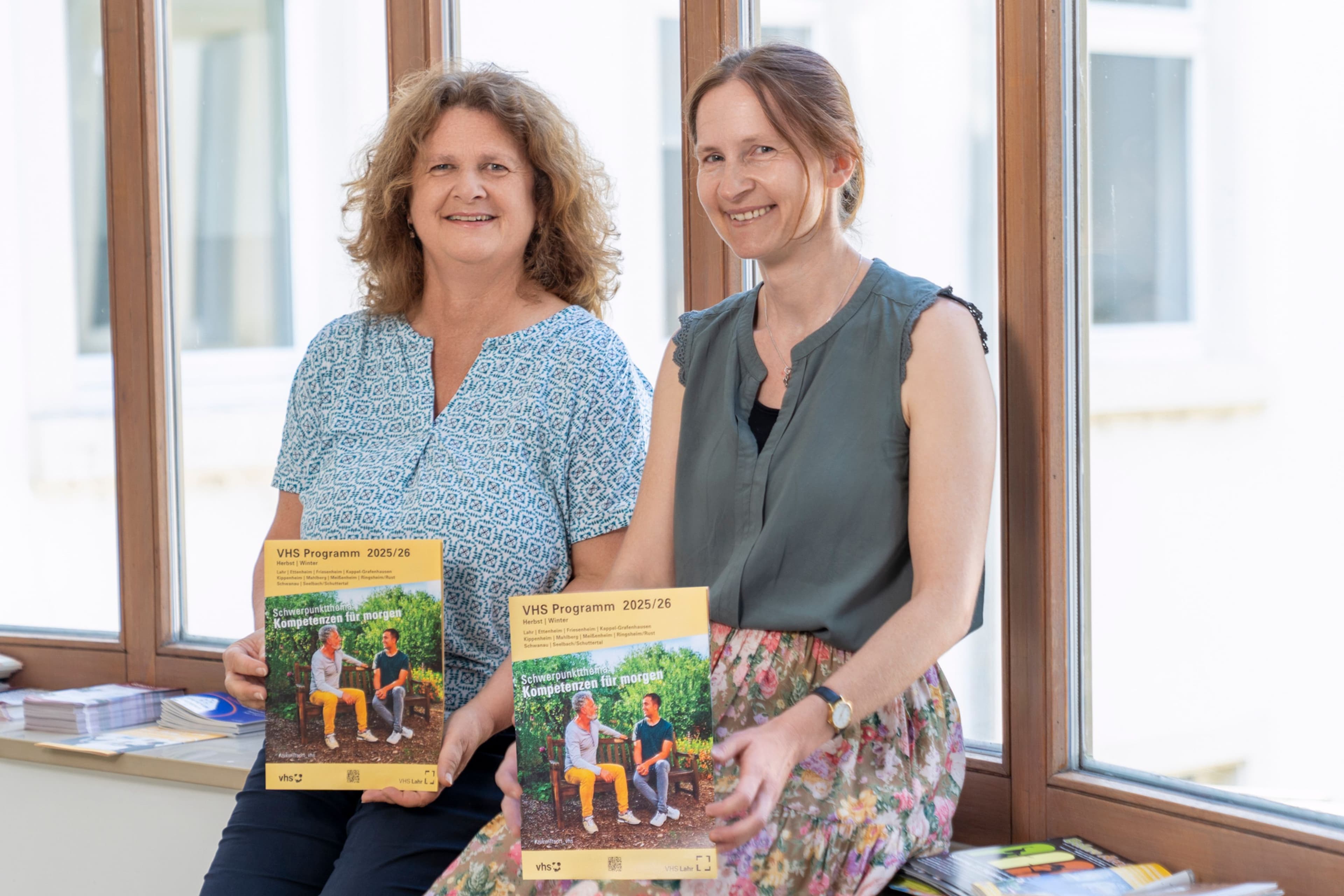 Carmen Wenkert und Philine Schweikert präsentieren das neue VHS-Programm in Lahr.