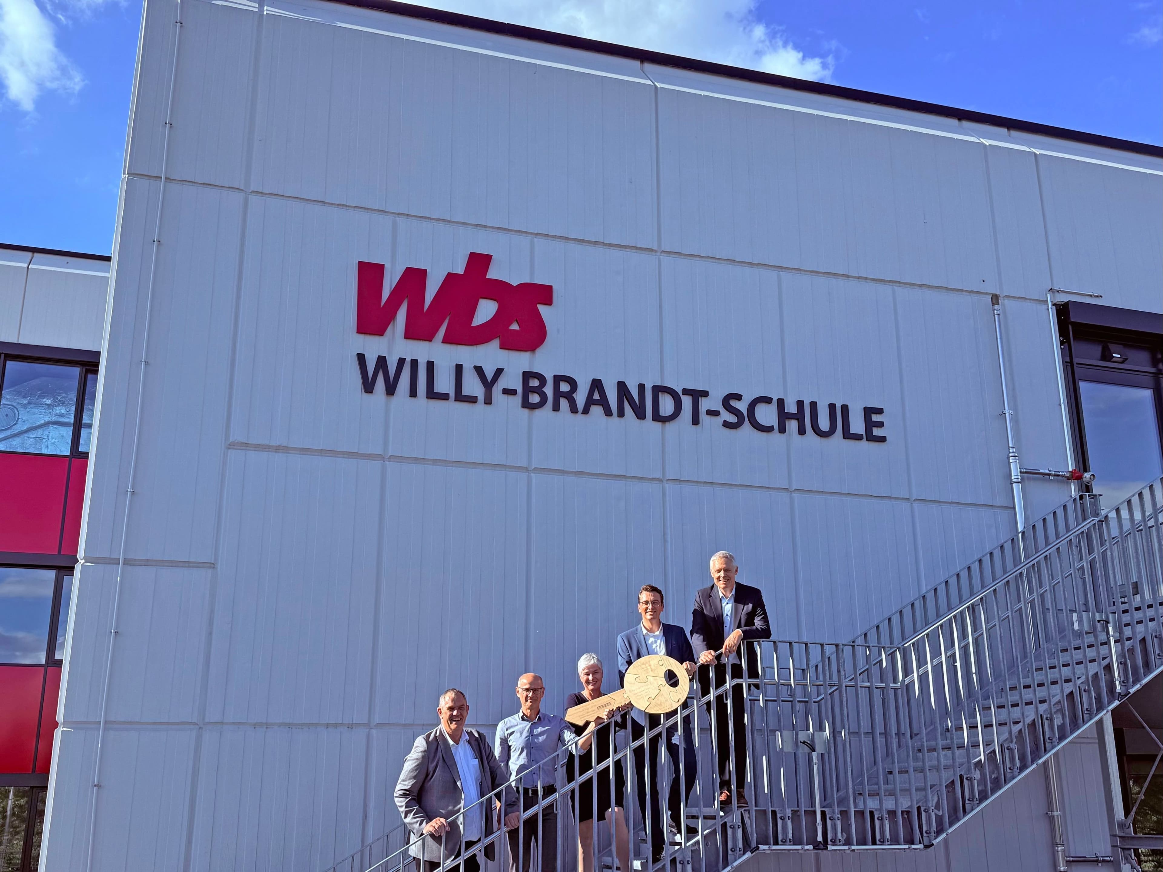 Symbolische Schlüsselübergabe zur Einweihung der sanierten Willy-Brandt-Schule in Gießen.