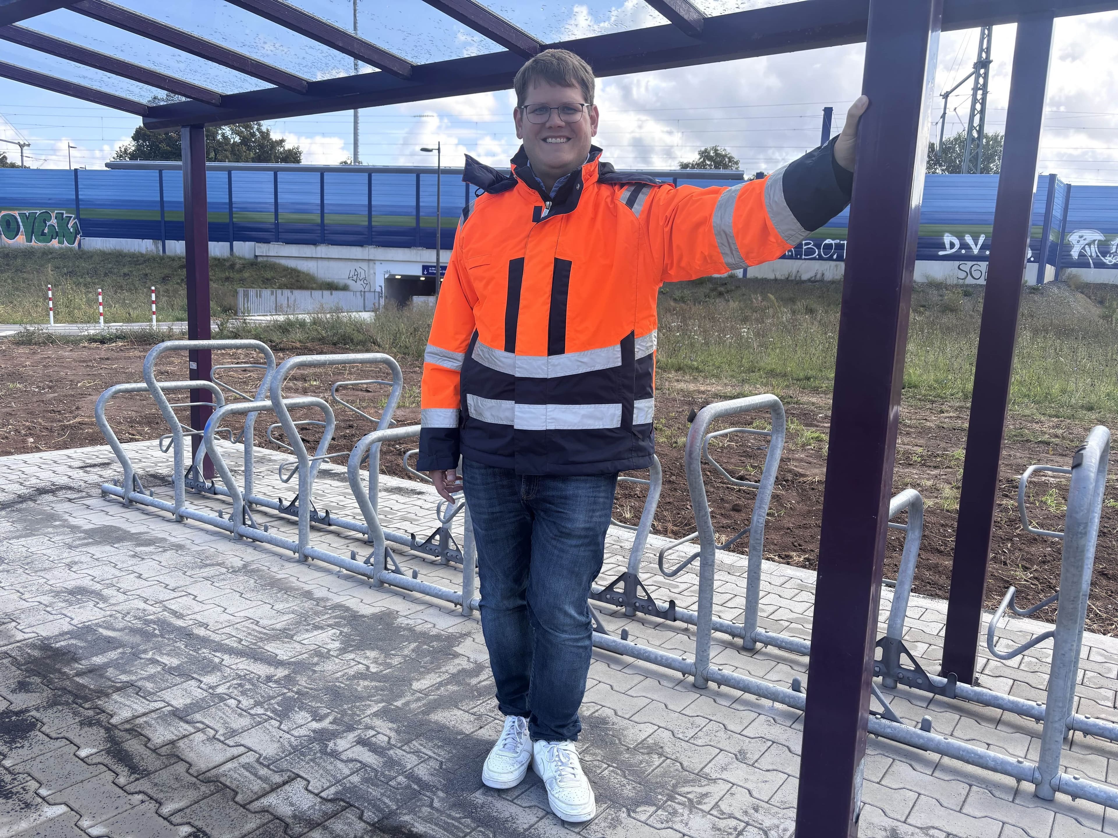 Sebastian Wysocki freut sich über die Inbetriebnahme der Fahrradabstellanlage am Südbahnhof.