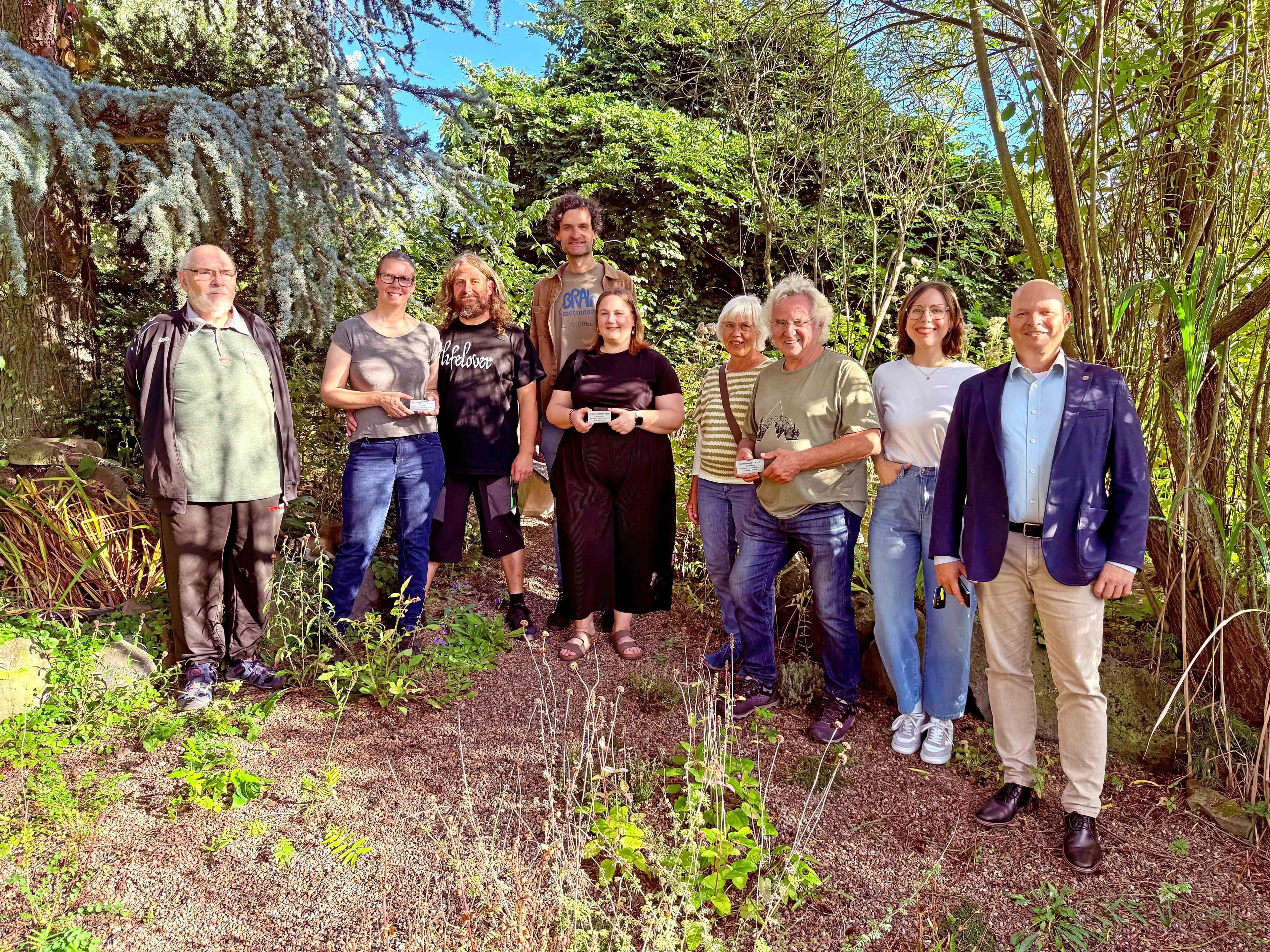 Sieger und Jury des Wettbewerbs „Schönster naturnaher Garten 2025“ bei der Preisverleihung im Garten in Allendorf (Lumda).