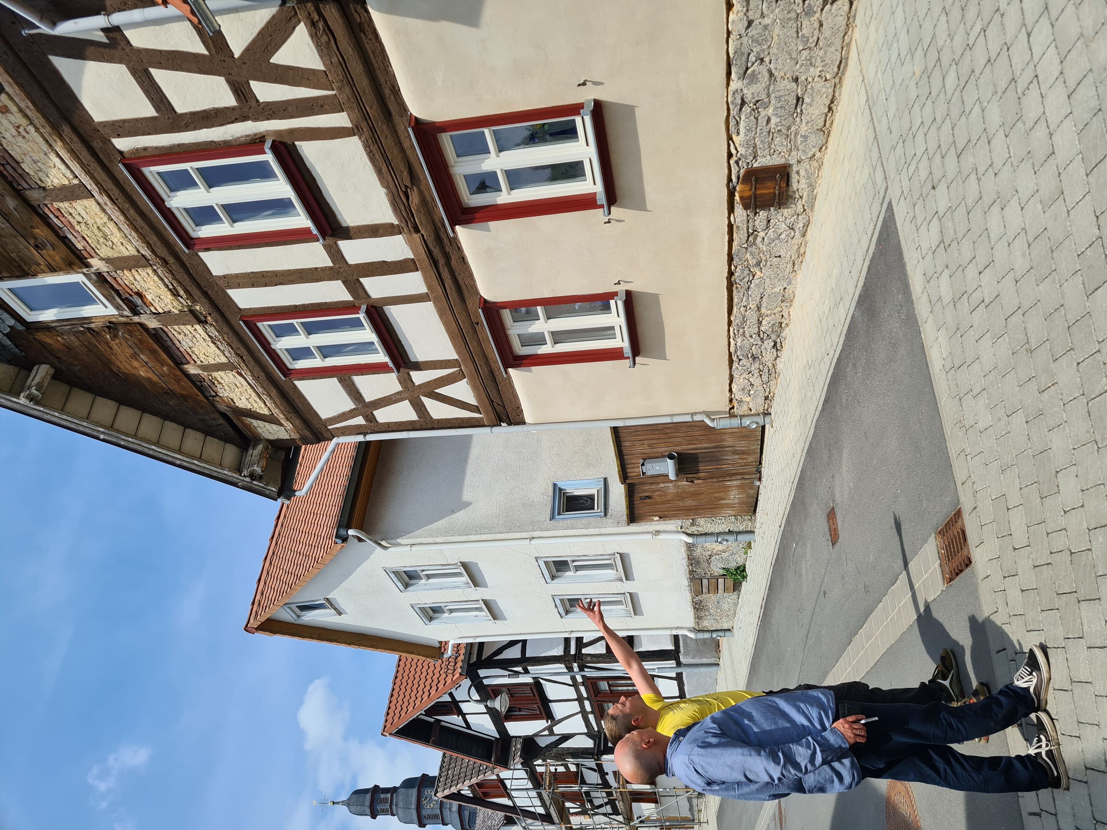 Jonathan Goll erläutert Christian Zuckermann die Sanierung der Fassade seines denkmalgeschützten Hauses.