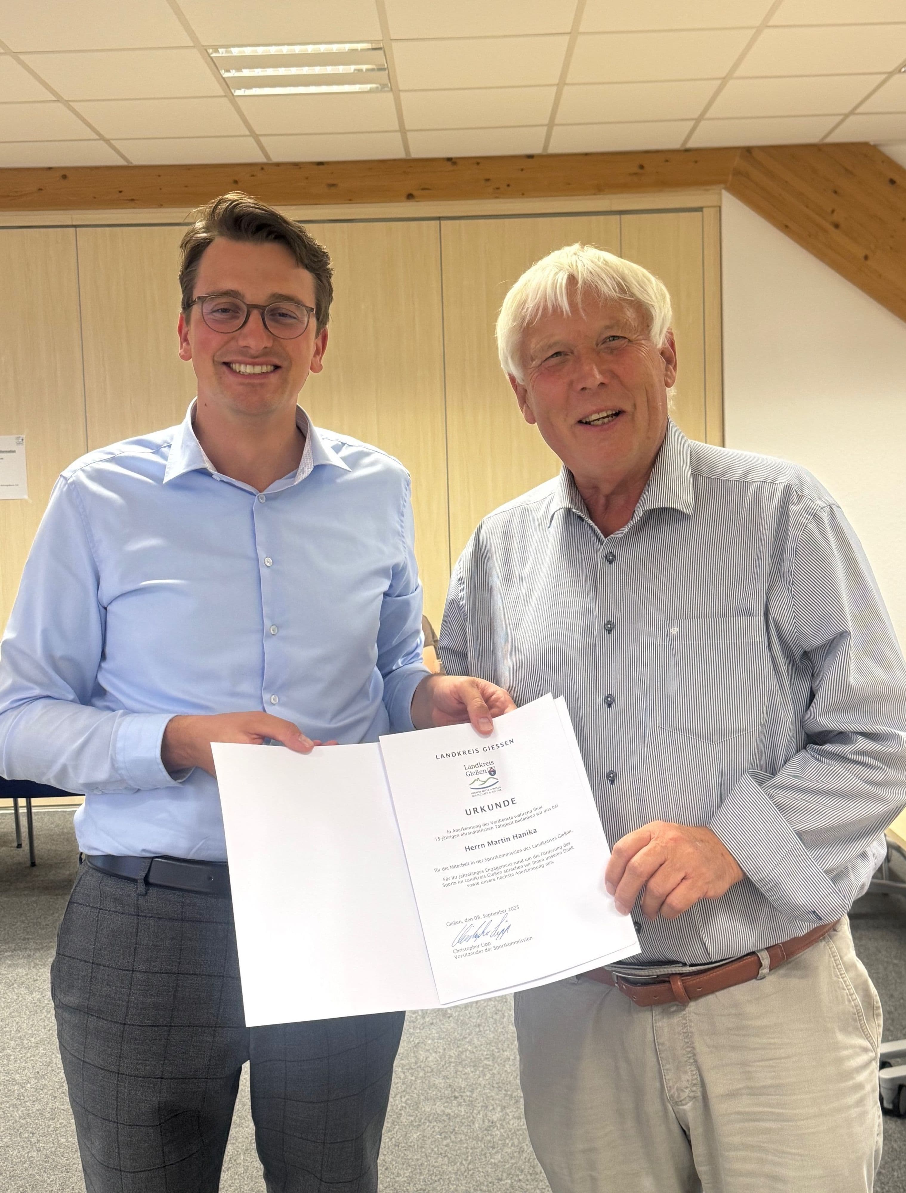 Sportdezernent Lipp dankt Martin Hanika für 15 Jahre Engagement in der Sportkommission.