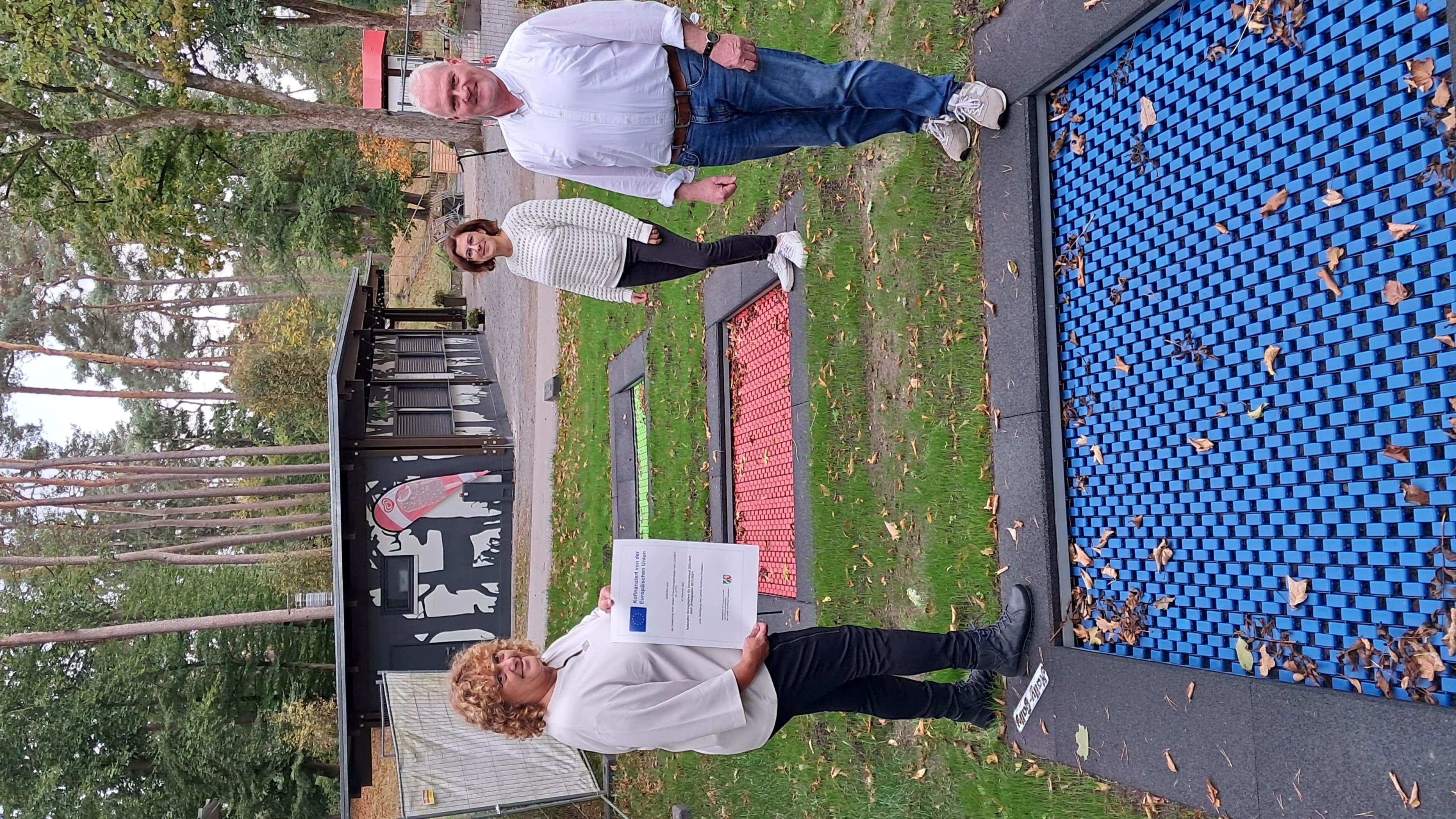 Neue inklusive Bodentrampoline in der Gartenschau sorgen für Spaß und fördern die motorische Entwicklung.