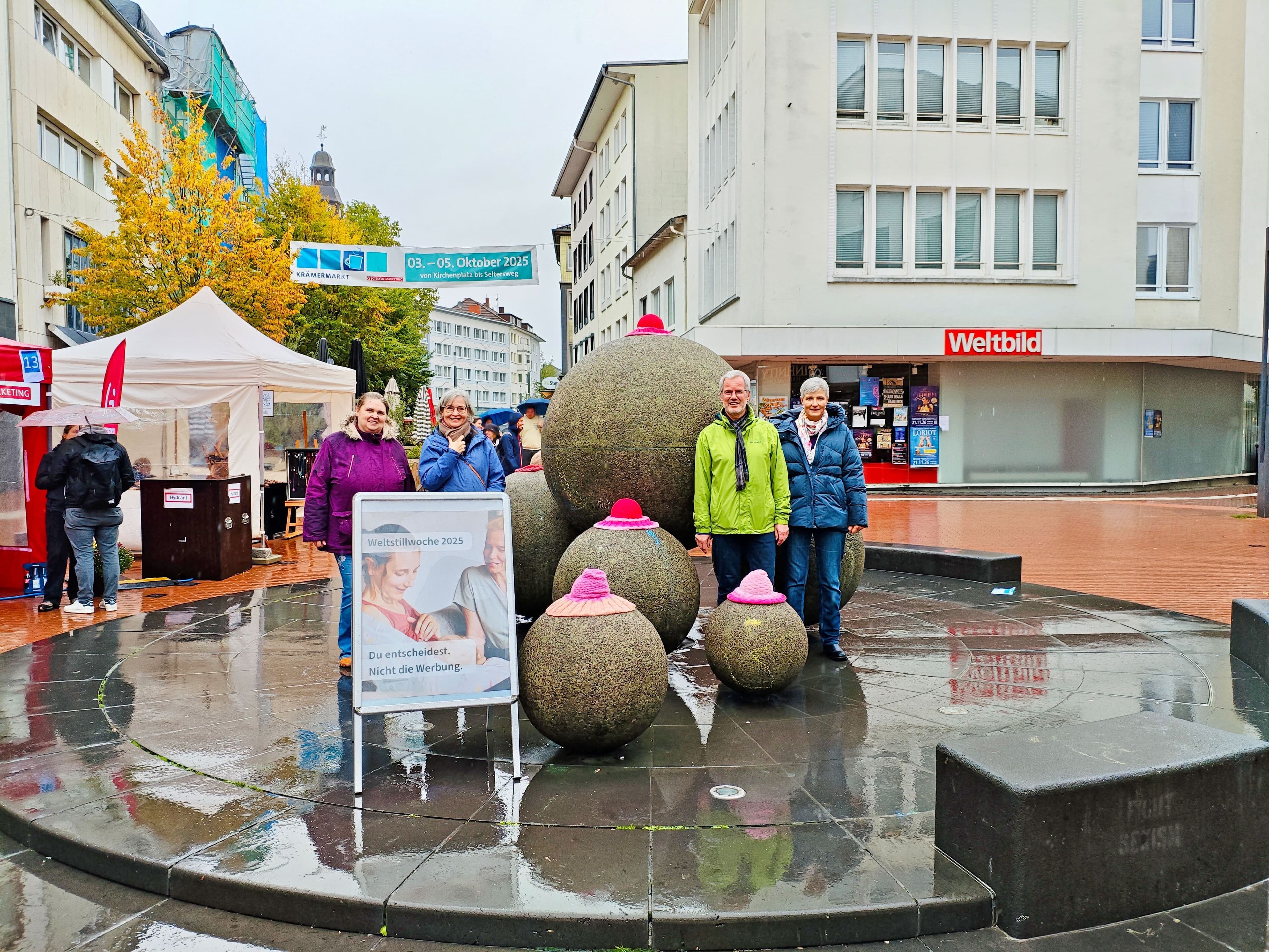 Gesundheitsdezernent Frank Ide besucht Vertreterinnen des Netzwerks Stillfreundliche Kommunen an ihrem Infostand.
