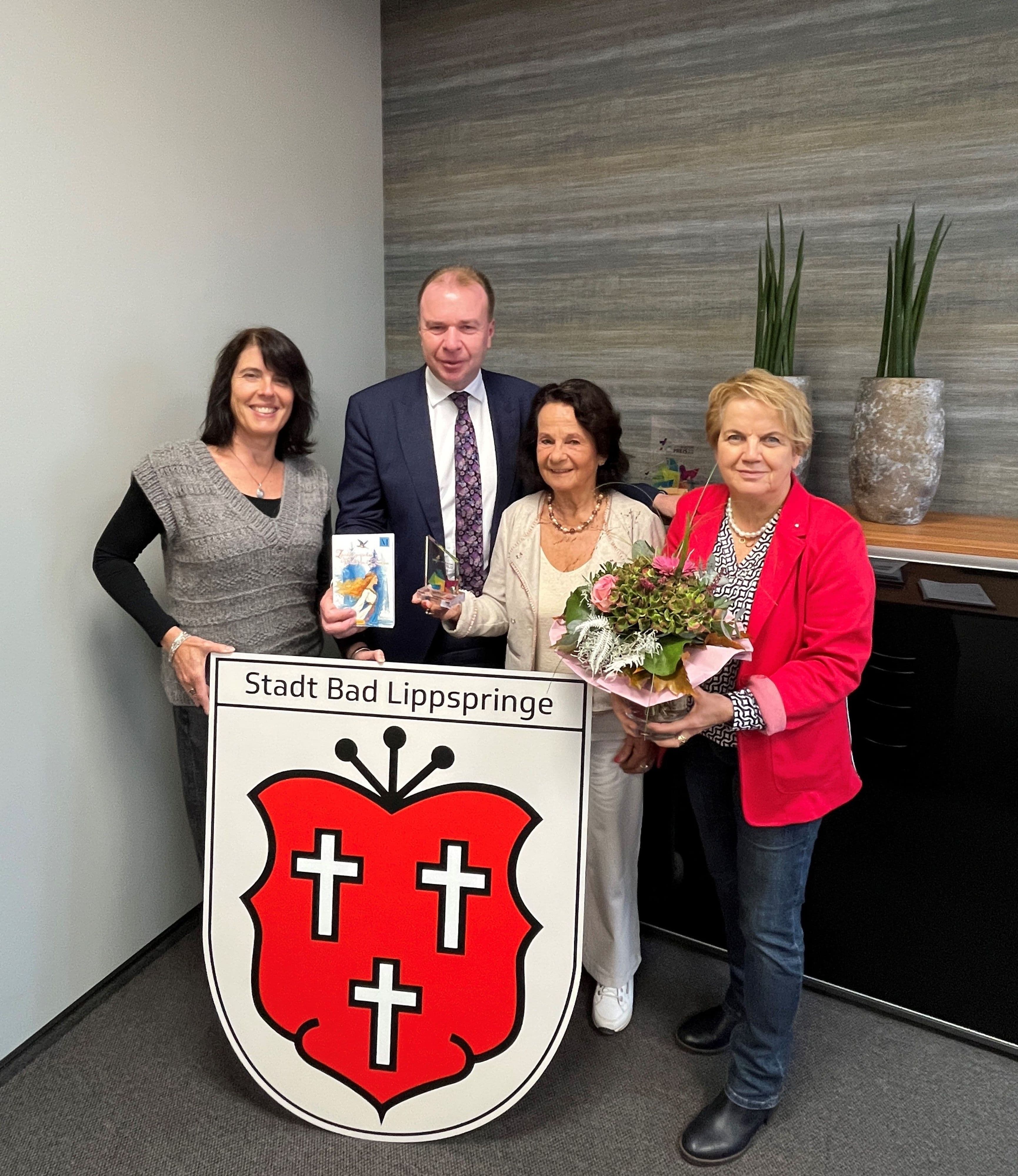 Ulrich Lange, Asli Noyan und Barbara Mikus gratulieren der Preisträgerin bei der Übergabe des WW-Kulturpreises 2025.