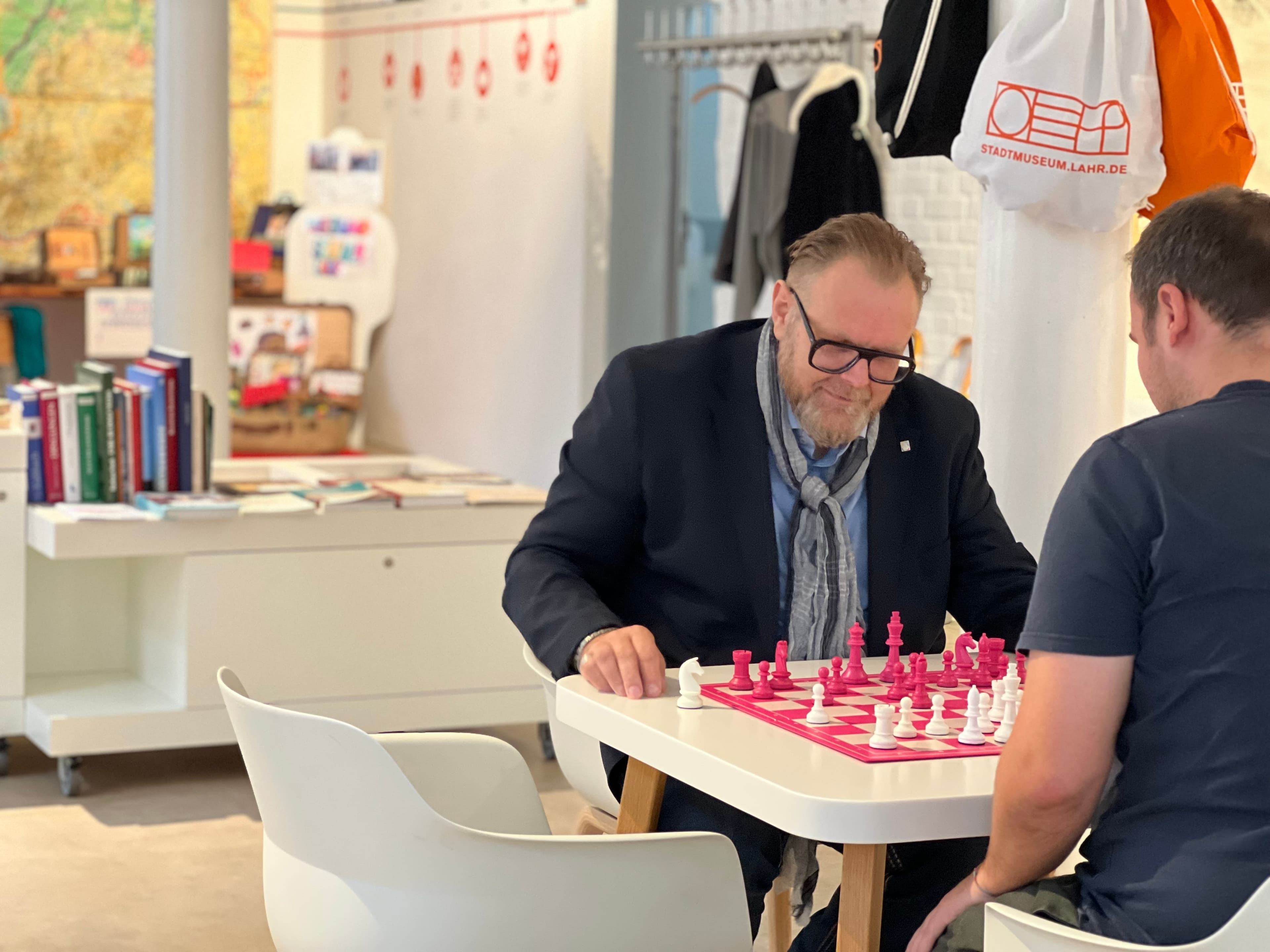 Lahrs Erster Bürgermeister Guido Schöneboom spielt Schach im Stadtmuseum während der Schach-Nacht.