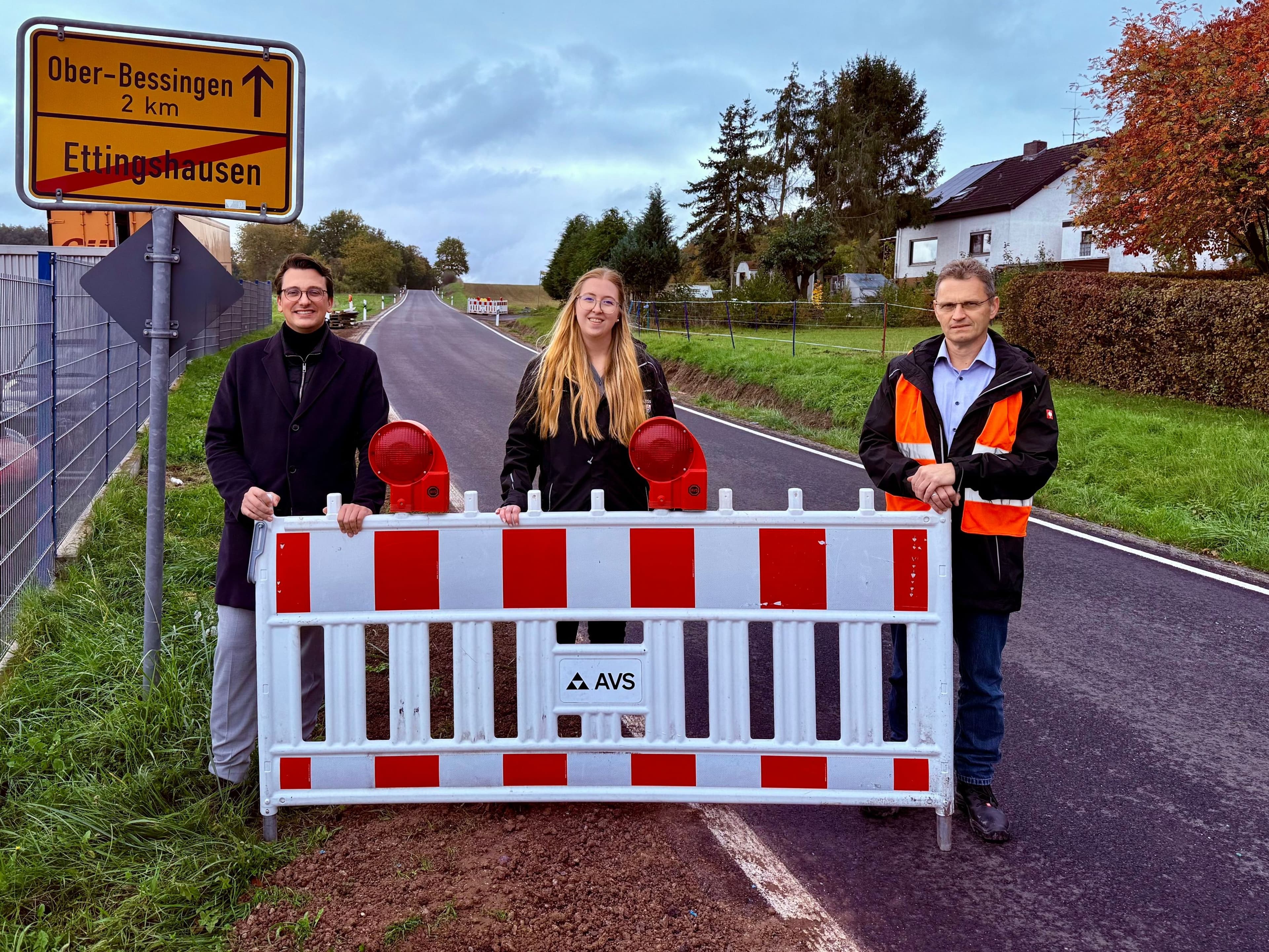 Baudezernent sowie Vertreterinnen und Vertreter des Fachdienstes Bauen geben die sanierte Kreisstraße 151 frei.