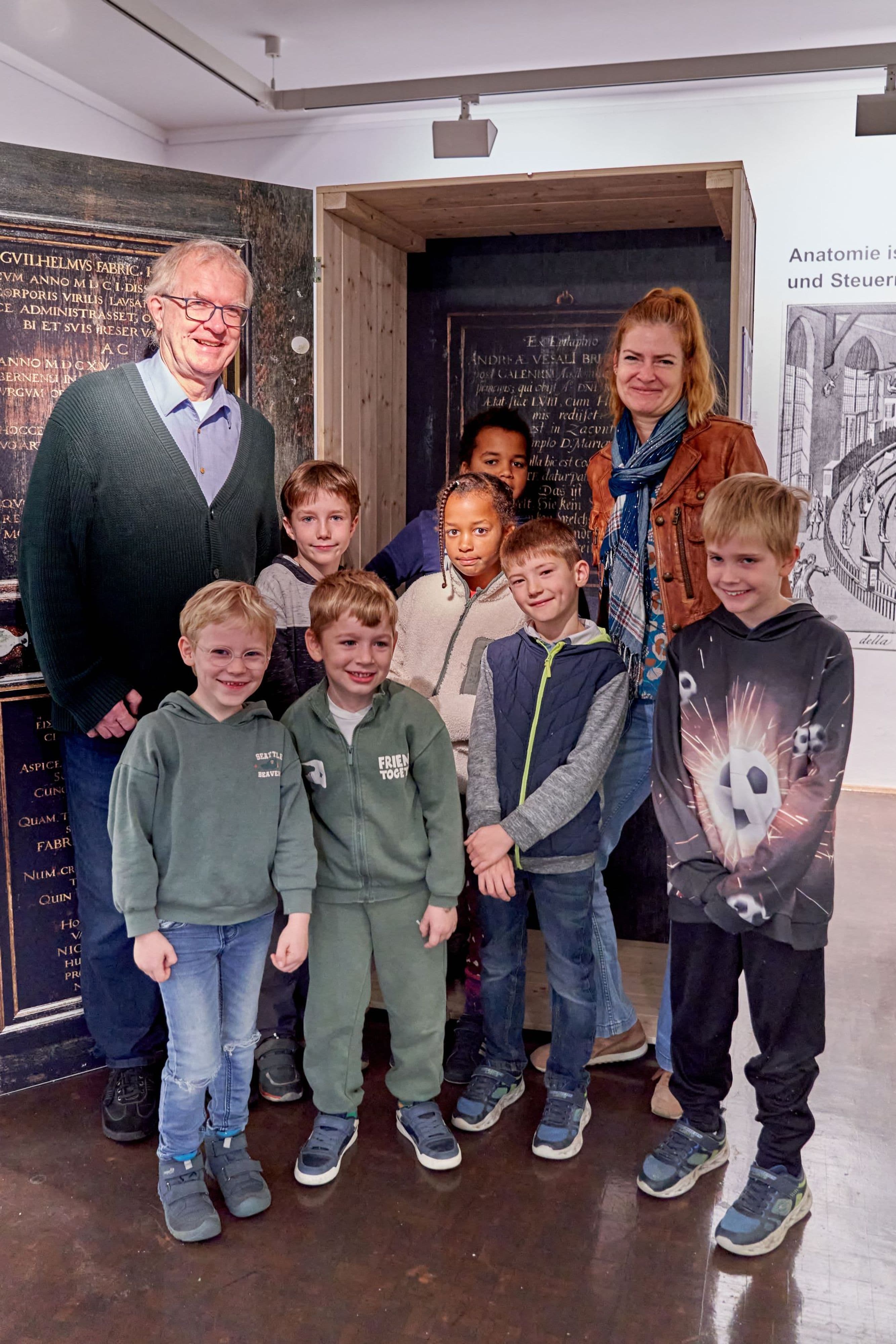 Gruppenfoto mit Thomas Bernhardt, Kindern des Ferienkurses Kukuk und Sandra Abend.