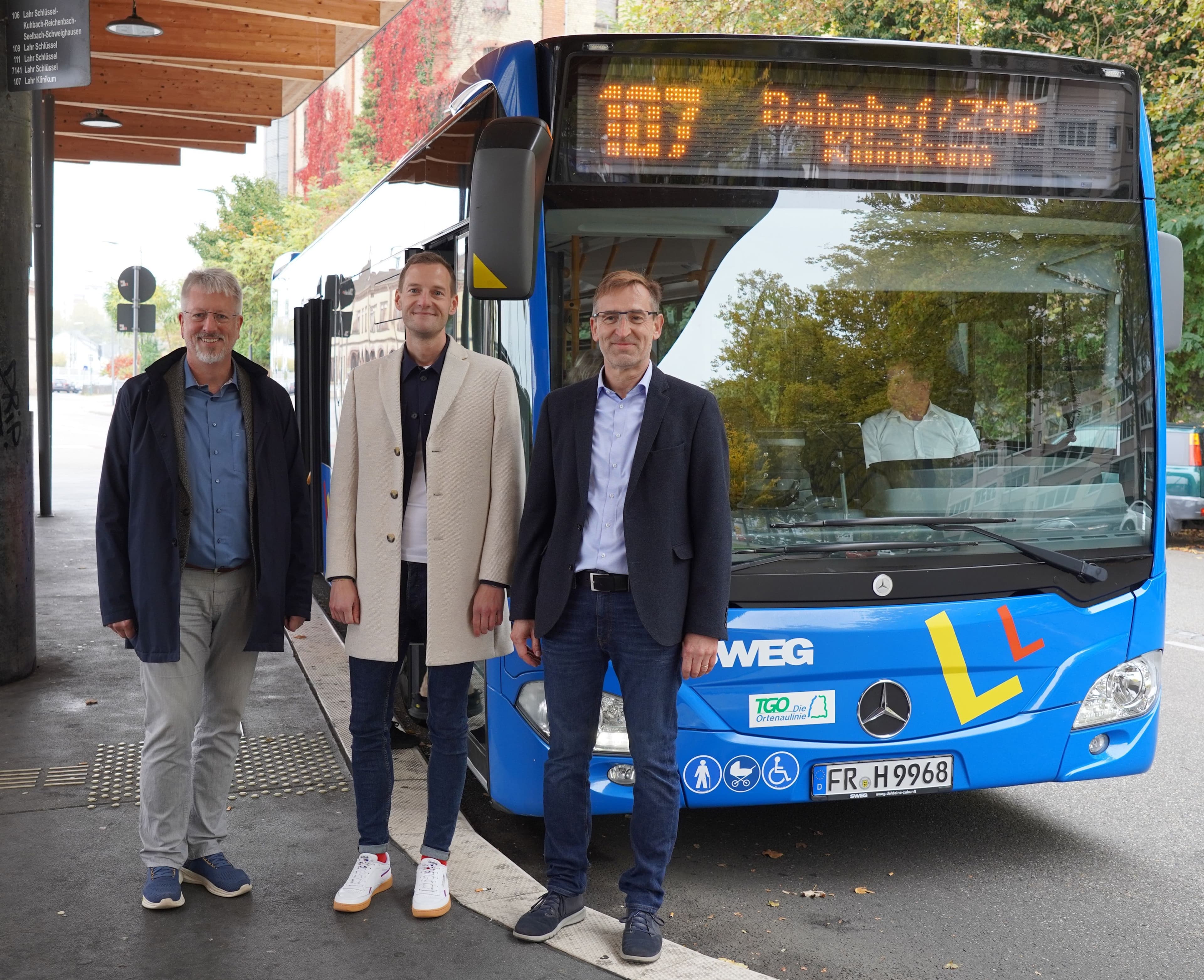 Stadt Lahr stellt mit Verantwortlichen das erweiterte Angebot der Buslinie 107 vor.